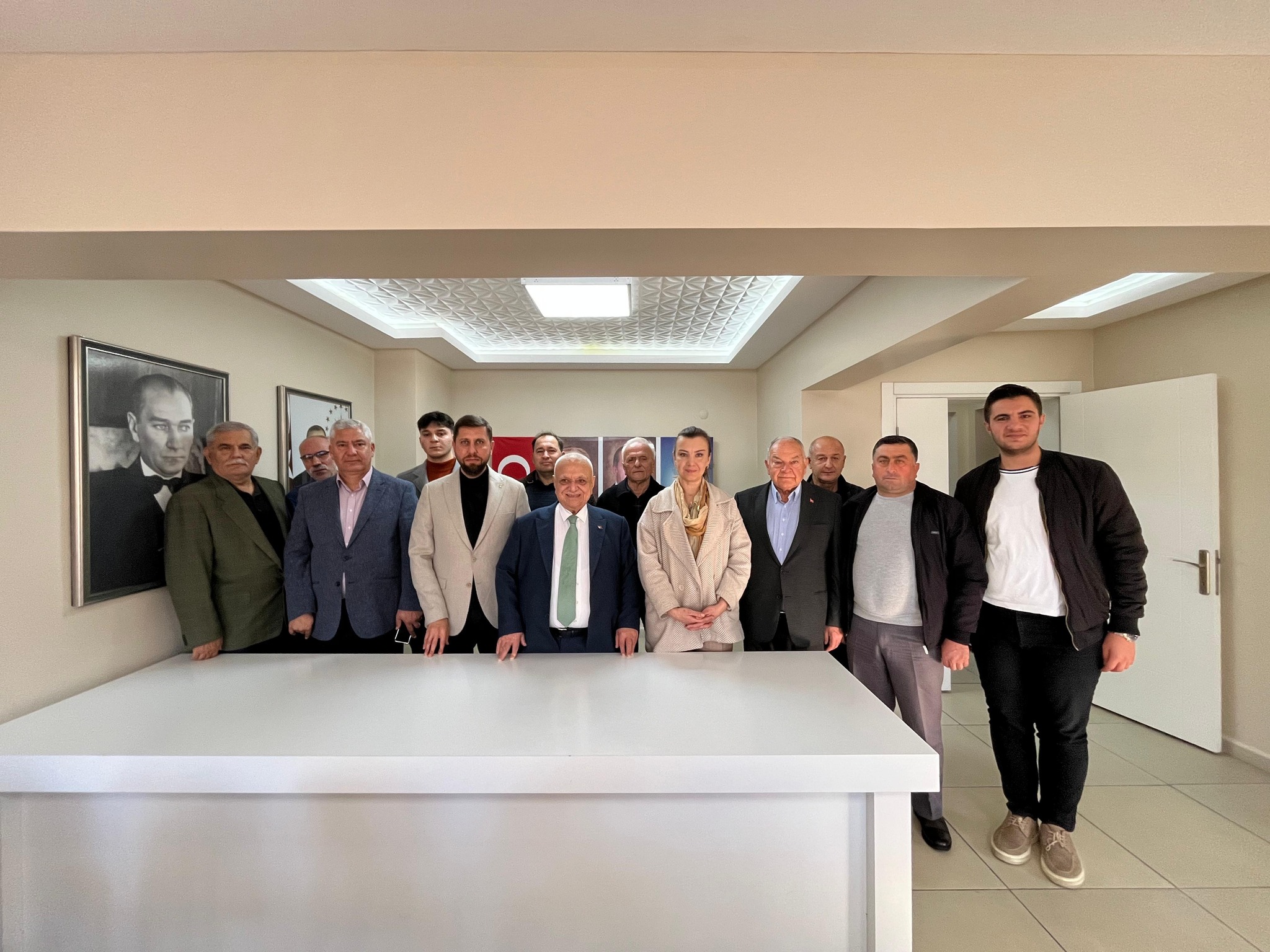 Eski Bakandan Cine Ak Partiye Ziyaret 621270 6774Eaff57F45B2A4D8555A80D4B4910