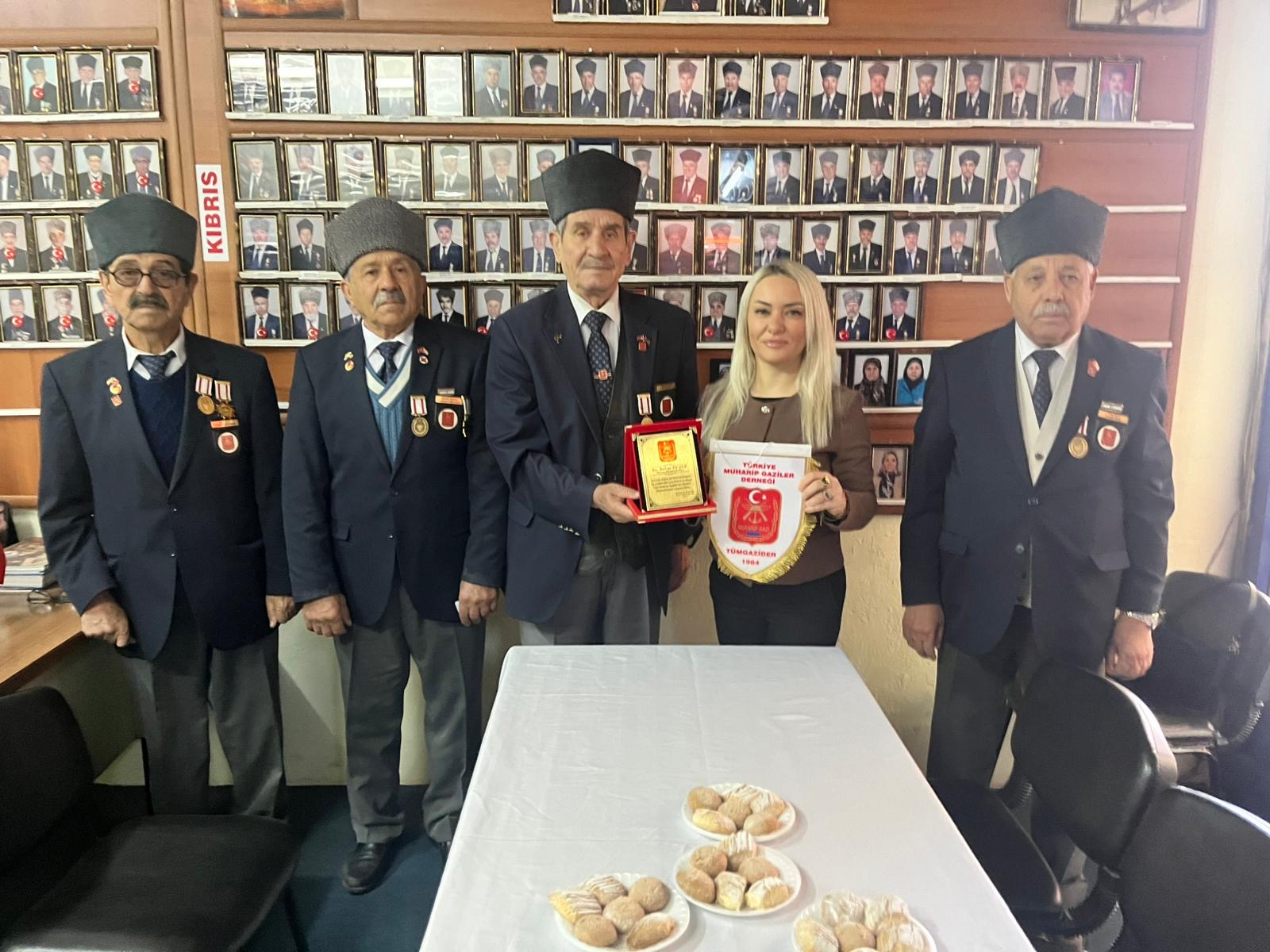 Gaziler Yilin Muhtarini Secti Nazillili Muhtara Plaket 626224 784C9E5A269Aa7972E692B192668287A