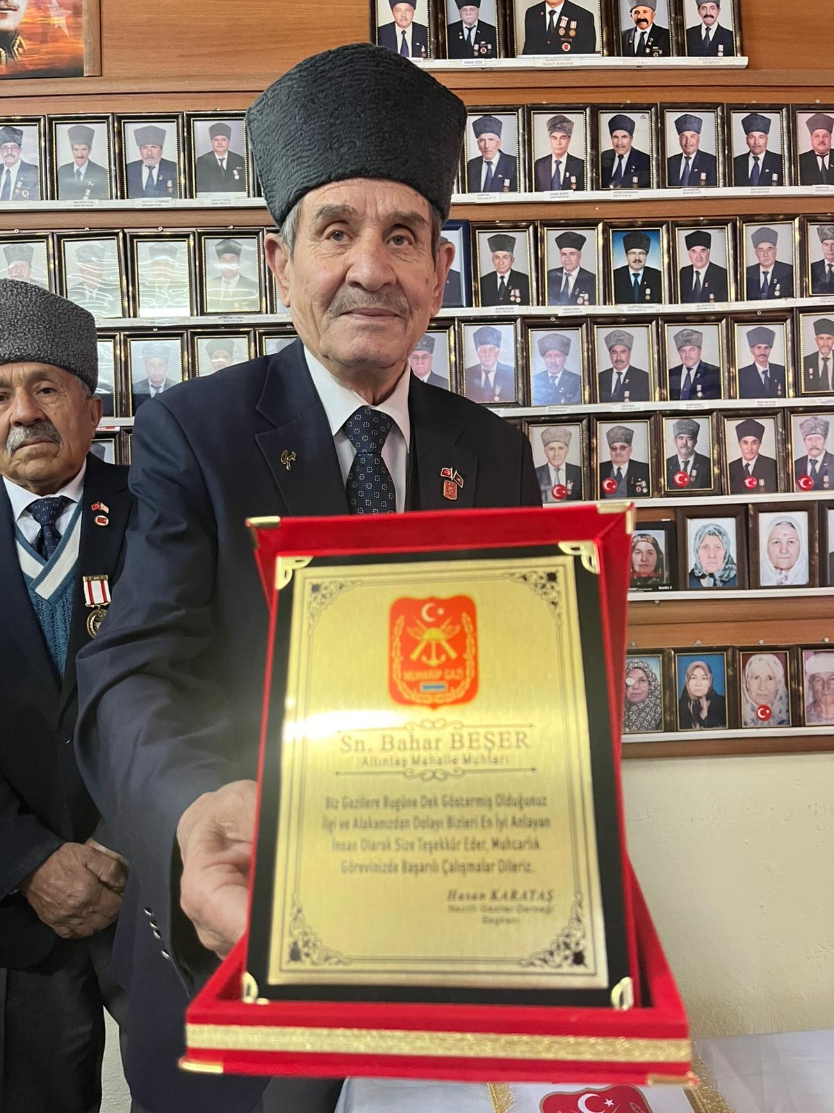 Gaziler Yilin Muhtarini Secti Nazillili Muhtara Plaket 626224 B9Eb5Fccd0D594681987Dccefe4A3Bc5