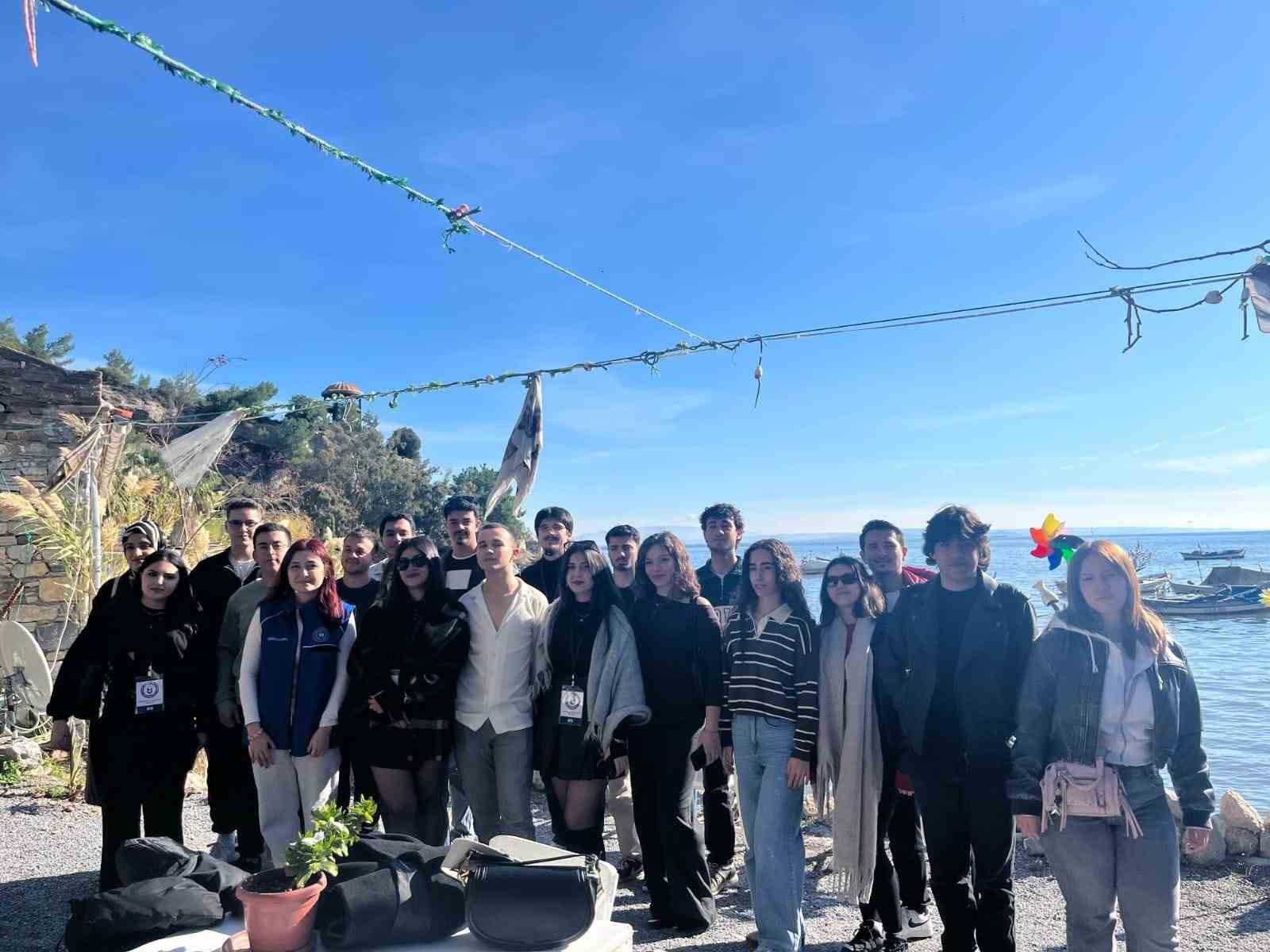 Gencler Sokede Tarih Ve Dogayla Bulustu 1B89F4A31Aacb7Cc2Ad1D57E8C6C8680