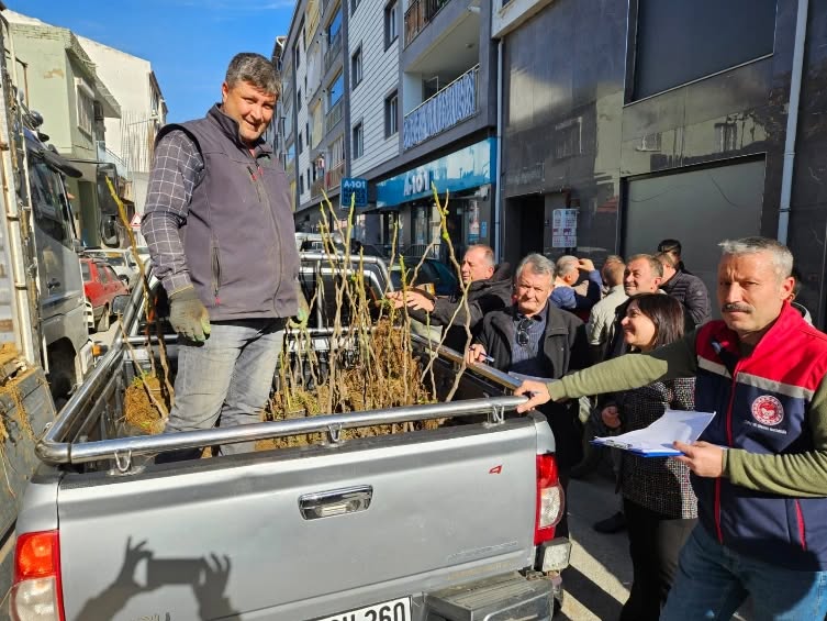 Germencikli Ureticilere 4 Bin Fidan Dagitildi 622686 Ef98B1E64481Ef4A3Ee805A31F76Ef39