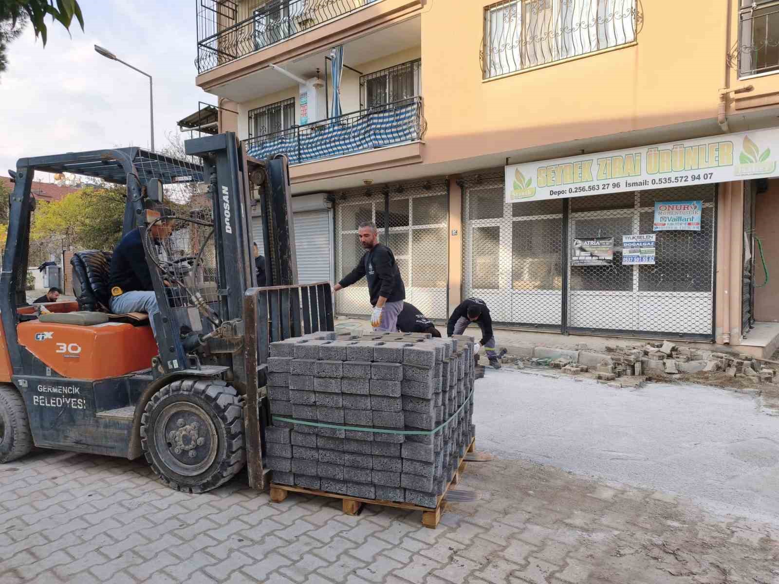 Germencikte Belediye Ekiplerinin Calismalari Devam Ediyor Ecf78Da0769Ee90288Fcebadffaabcf3