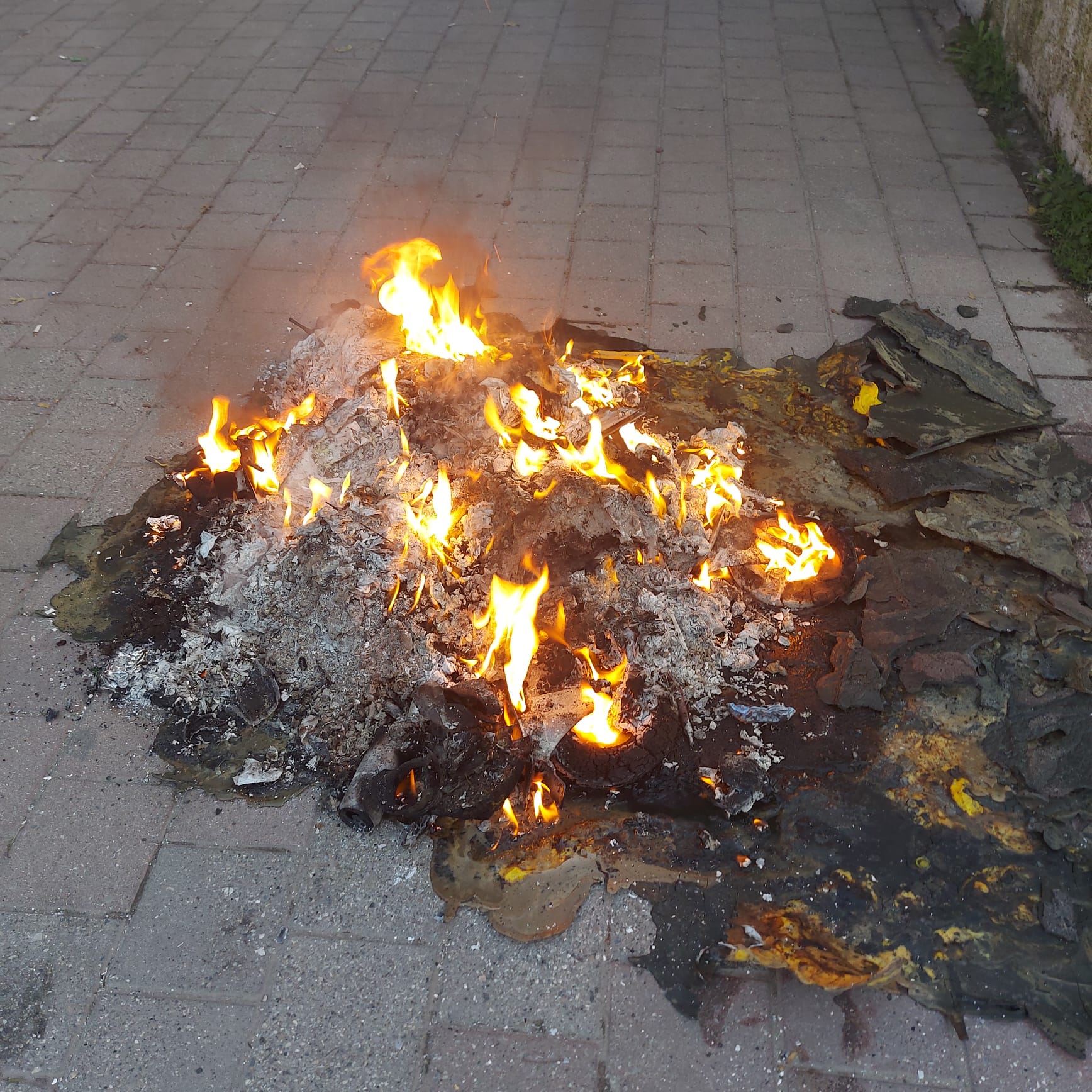 Germencikte Cop Konteyniri Cayir Cayir Yandi 620601 27293Ab724Ea7Ad077471369A869D817