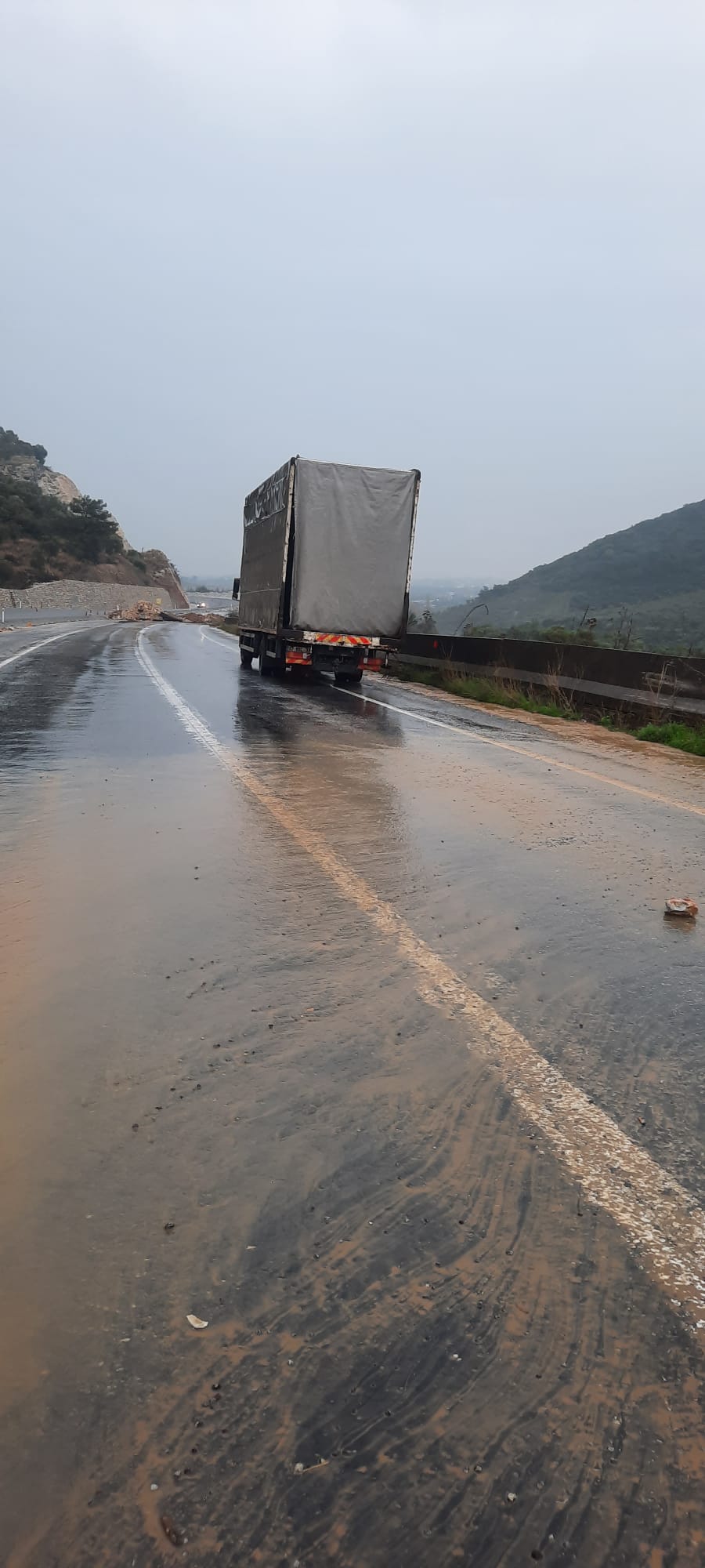 Germencikte Yol Kayganlasti Kaza Geldi Kamyon Otomobile Arkadan Carpti 619495 47D8B7371F3Dd84D2639Fc4692Ee6F63