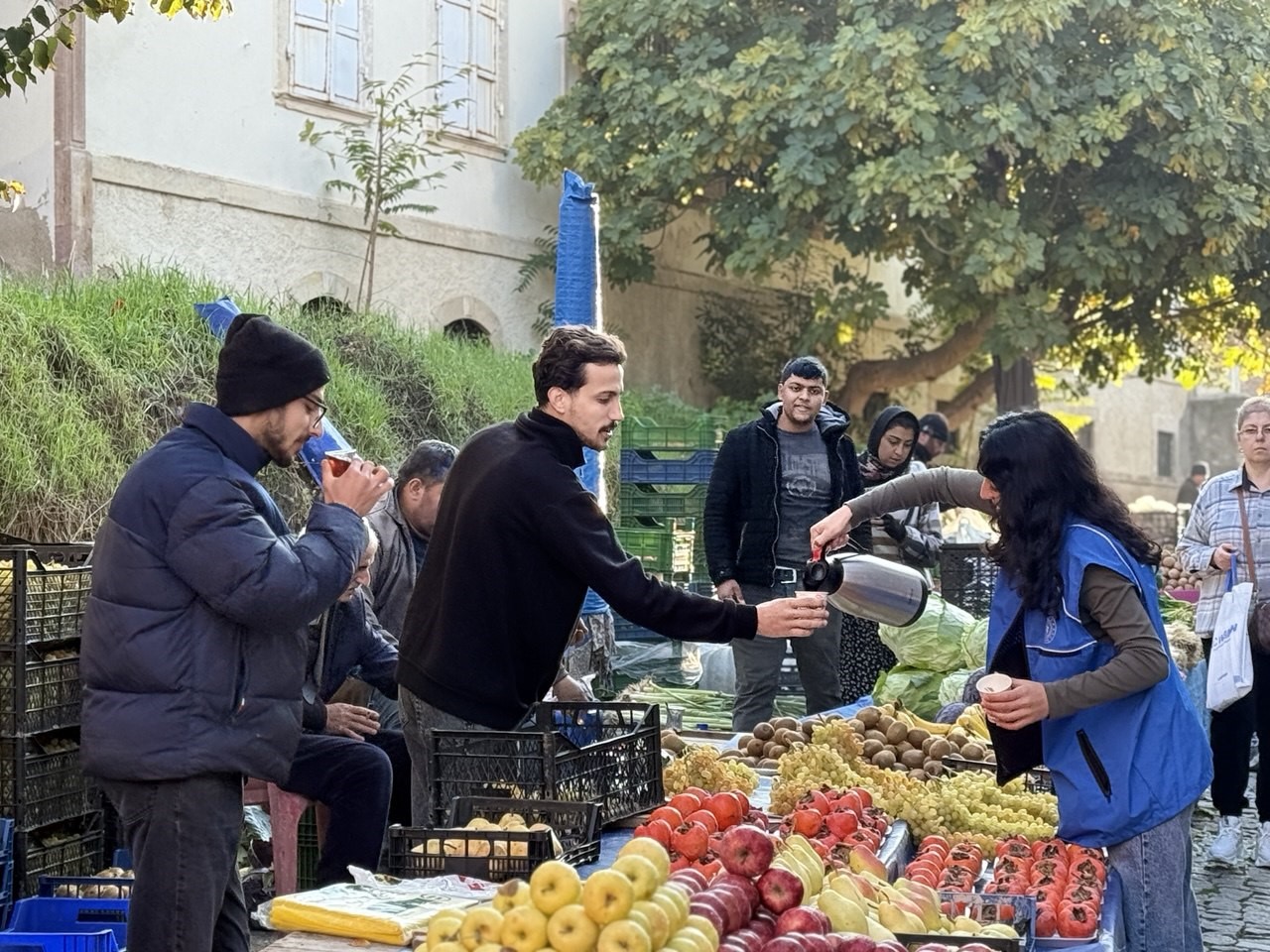 Gonullu Genclerden Pazar Esnafina Sicak Ikram 4B653D5E792A644522215955Ee4Aeeb1