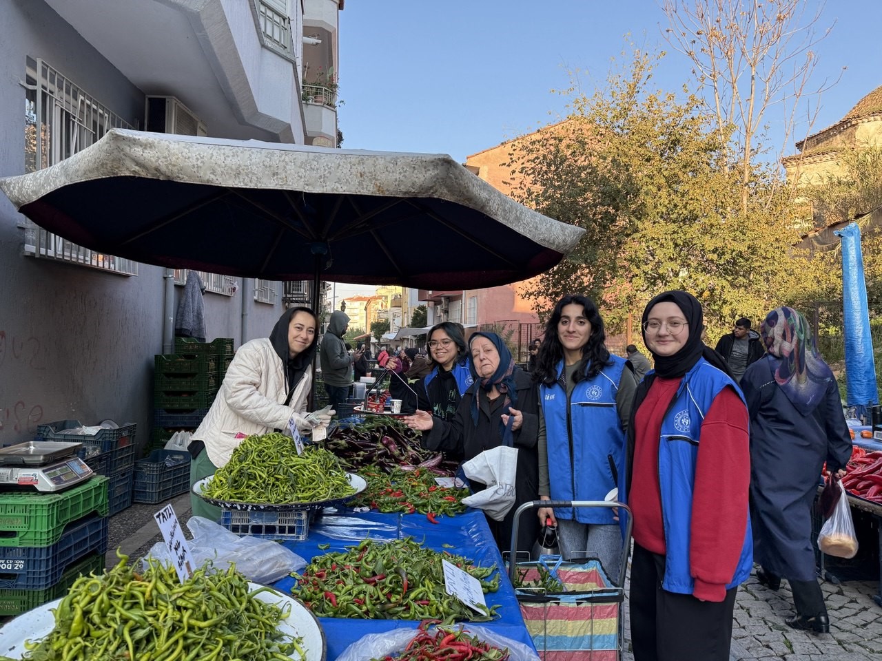 Gonullu Genclerden Pazar Esnafina Sicak Ikram C143Ef906664D9Df1C94Ab5C83F78Ead