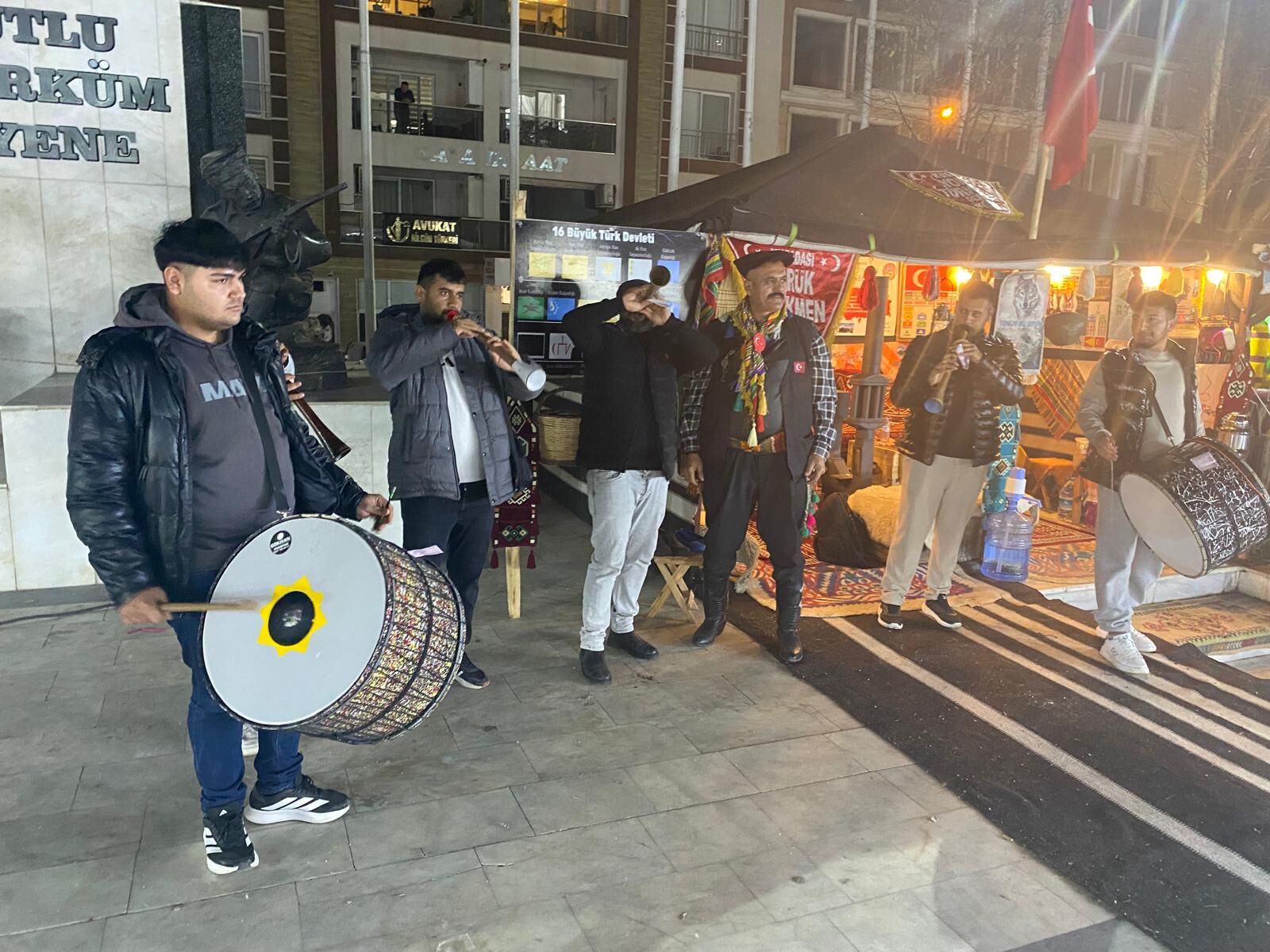 Incirliova Sosyete Pazarinda Yoruk Esintisi Davul Zurna Ekibi Sov Yapti 621063 2Ce9Bd38E903Fc37Ad3F7Af7418Ca371