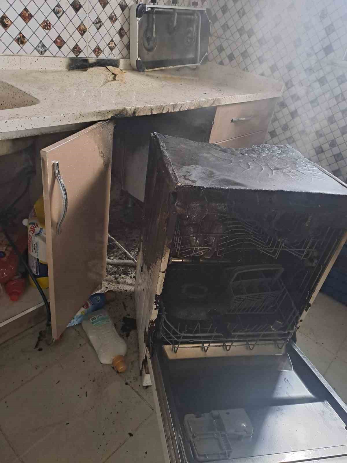 Itfaiyenin Hizli Mudahalesiyle Alevler Diger Odalara Sicramadan Sonduruldu 6Cc83Baddc078Efaa41C6Bf2C022A04B