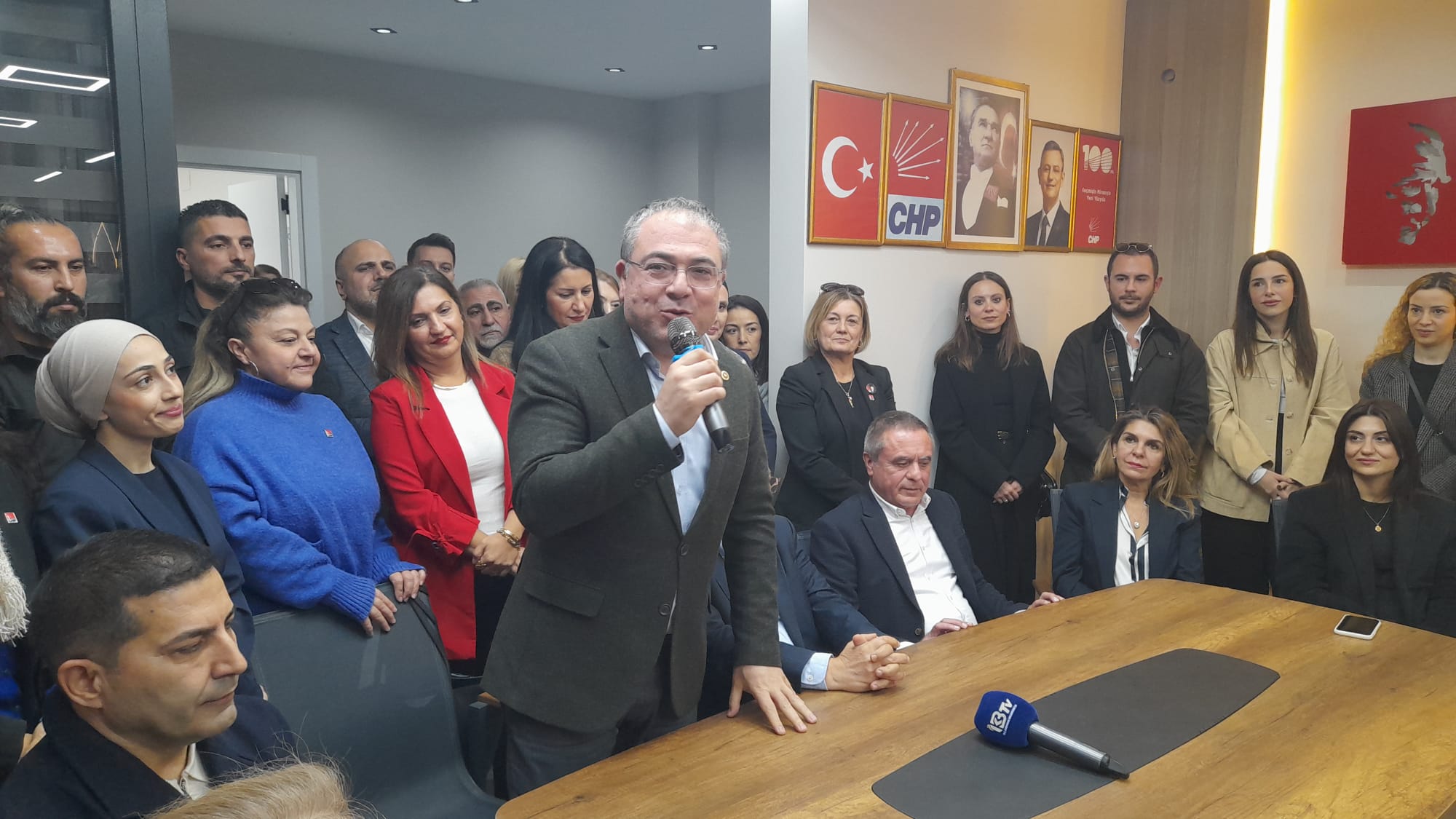 Iyi Partiden Istifa Eden Yurtcan Chp Rozetini Yakasina Takti 620537 5997037Ba0Ea5Bc59F6334C5D00C9Da4