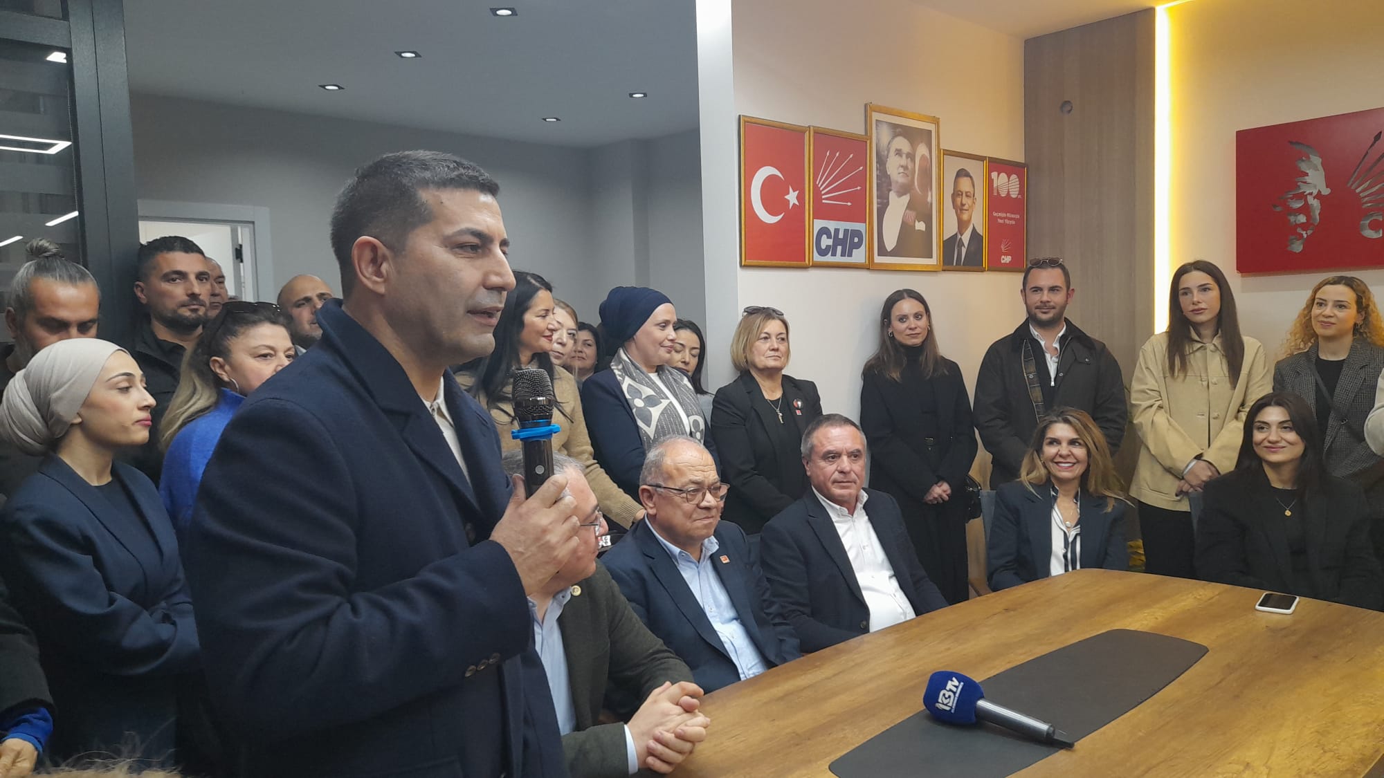 Iyi Partiden Istifa Eden Yurtcan Chp Rozetini Yakasina Takti 620537 Cc5Ffd2152Aaaef79C7356B7Abfc1B47