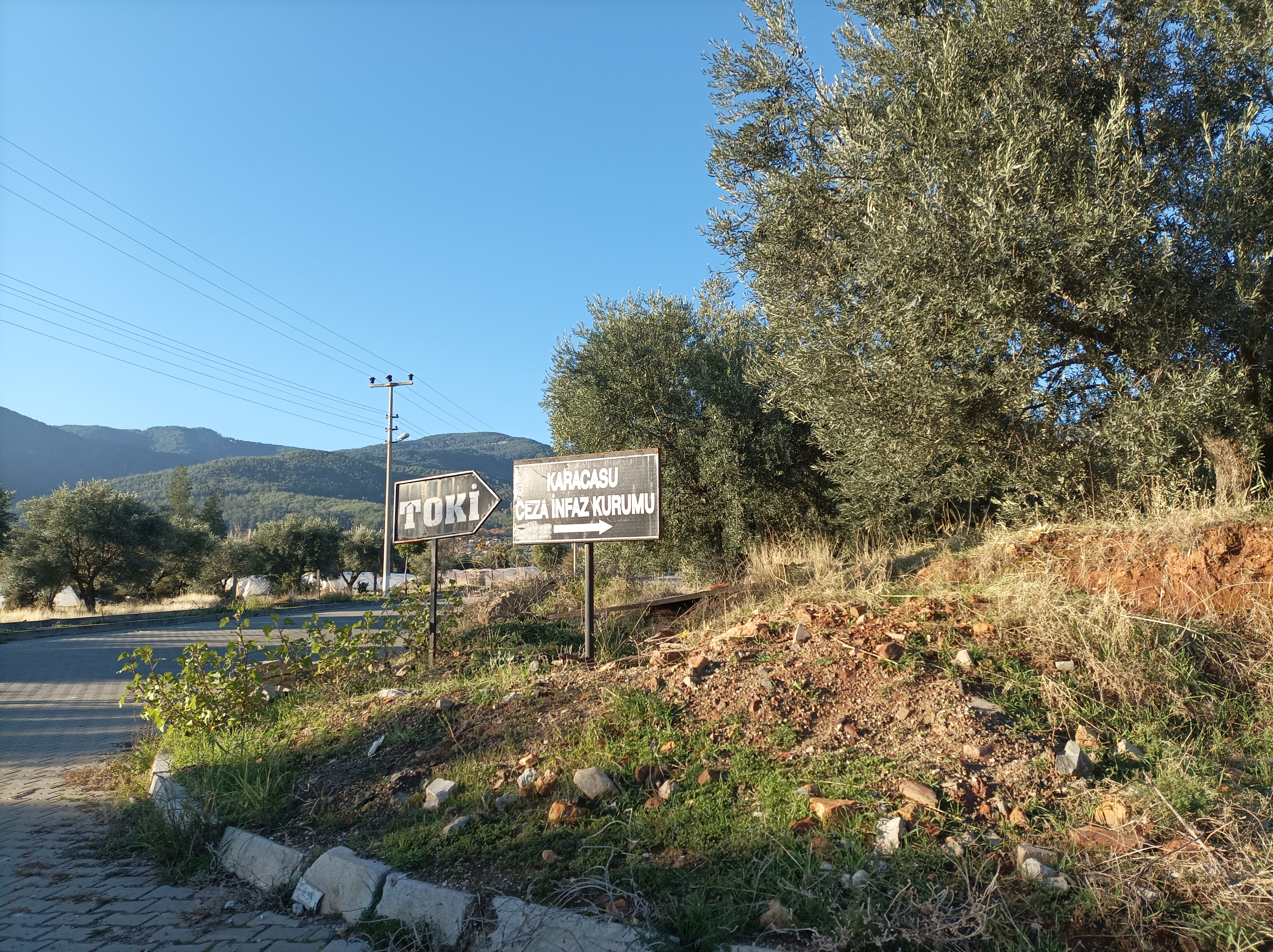 Karacasuda 7 Yil Once Kapanan Kurumun Tabelasi Kafa Karistiriyor 621567 715D78B2C9637A164Bee390Dbfc9D672