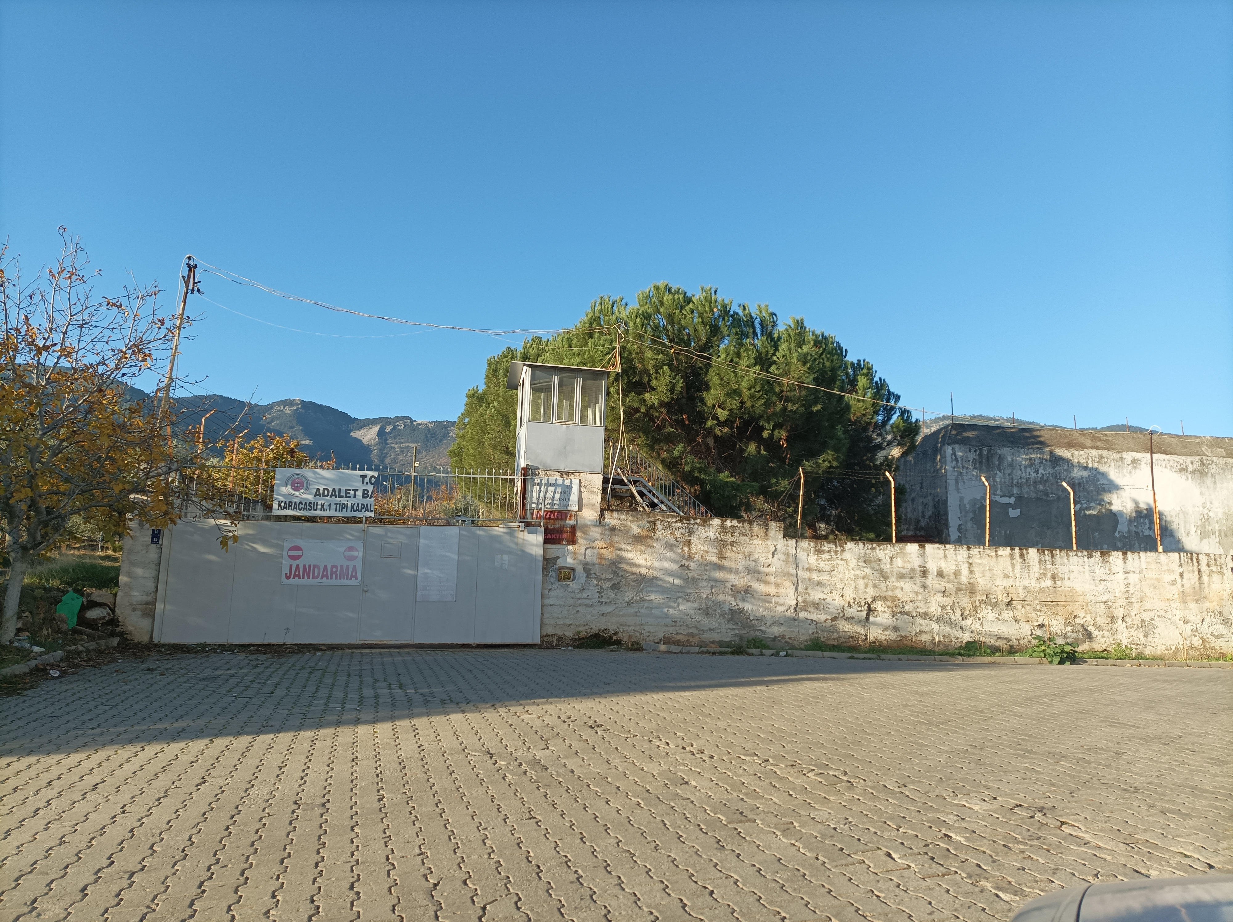 Karacasuda 7 Yil Once Kapanan Kurumun Tabelasi Kafa Karistiriyor 621567 E188041A15D84F0701D0976B2A6F2422