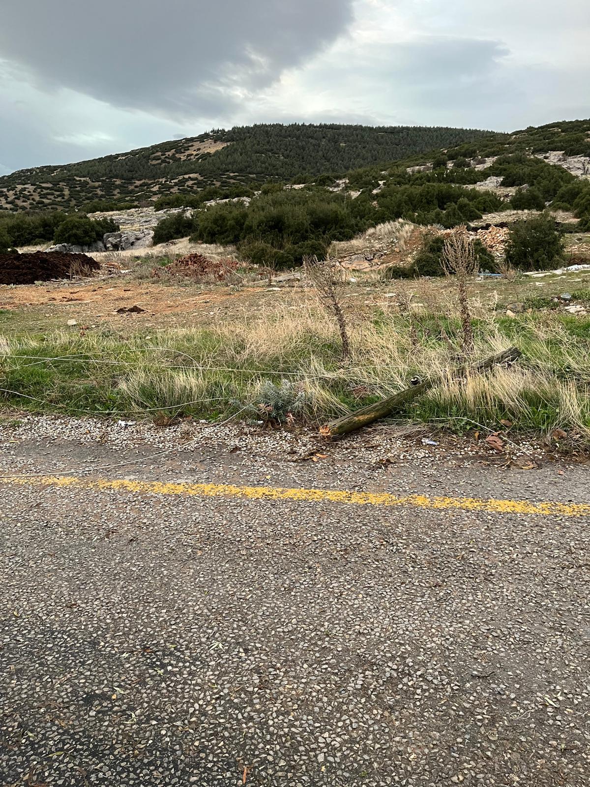 Karacasuda Ahsap Direkler Ruzgara Dayanmadi Bir Otomobil Zarar Gordu Mahallede Elektrikler Kesildi 619627 0Ed6F254Ae5E89Ffe6Ec369C82F1Ea46