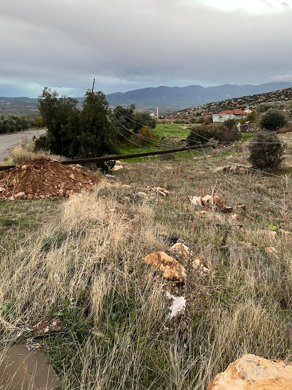 Karacasuda Ahsap Direkler Ruzgara Dayanmadi Bir Otomobil Zarar Gordu Mahallede Elektrikler Kesildi 619627 2395Ff78E5D9Bc75A22515B937523E43