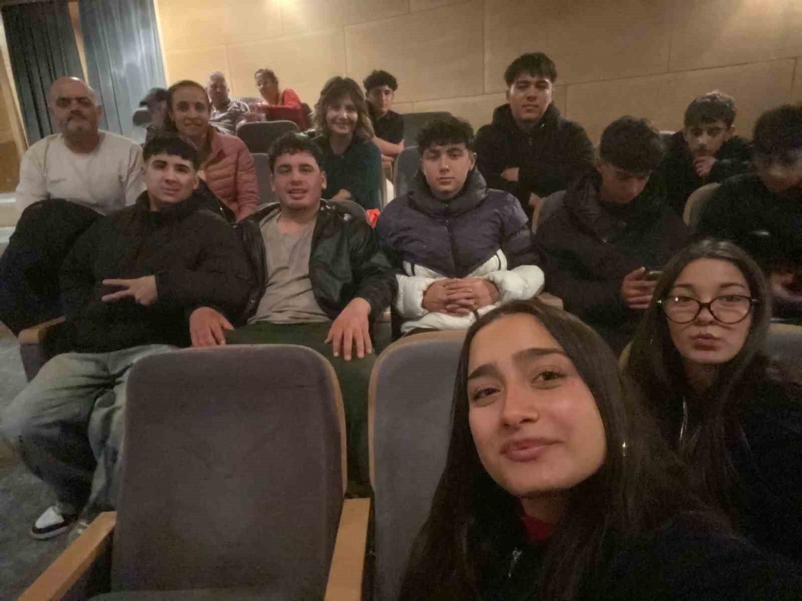 Karacasuda Ogrenciler Tiyatroyla Bulustu 3C7642E4666A032F05740Ed7C4Ec1E16