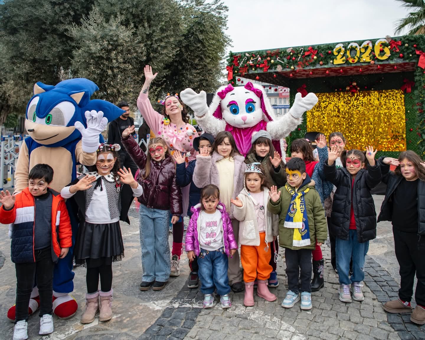 Kusadasi Belediyesi Yilbasi Coskusunu Meydanlar Tasidi 625349 E58918281C463B0Ffb06215A5B8940Ea