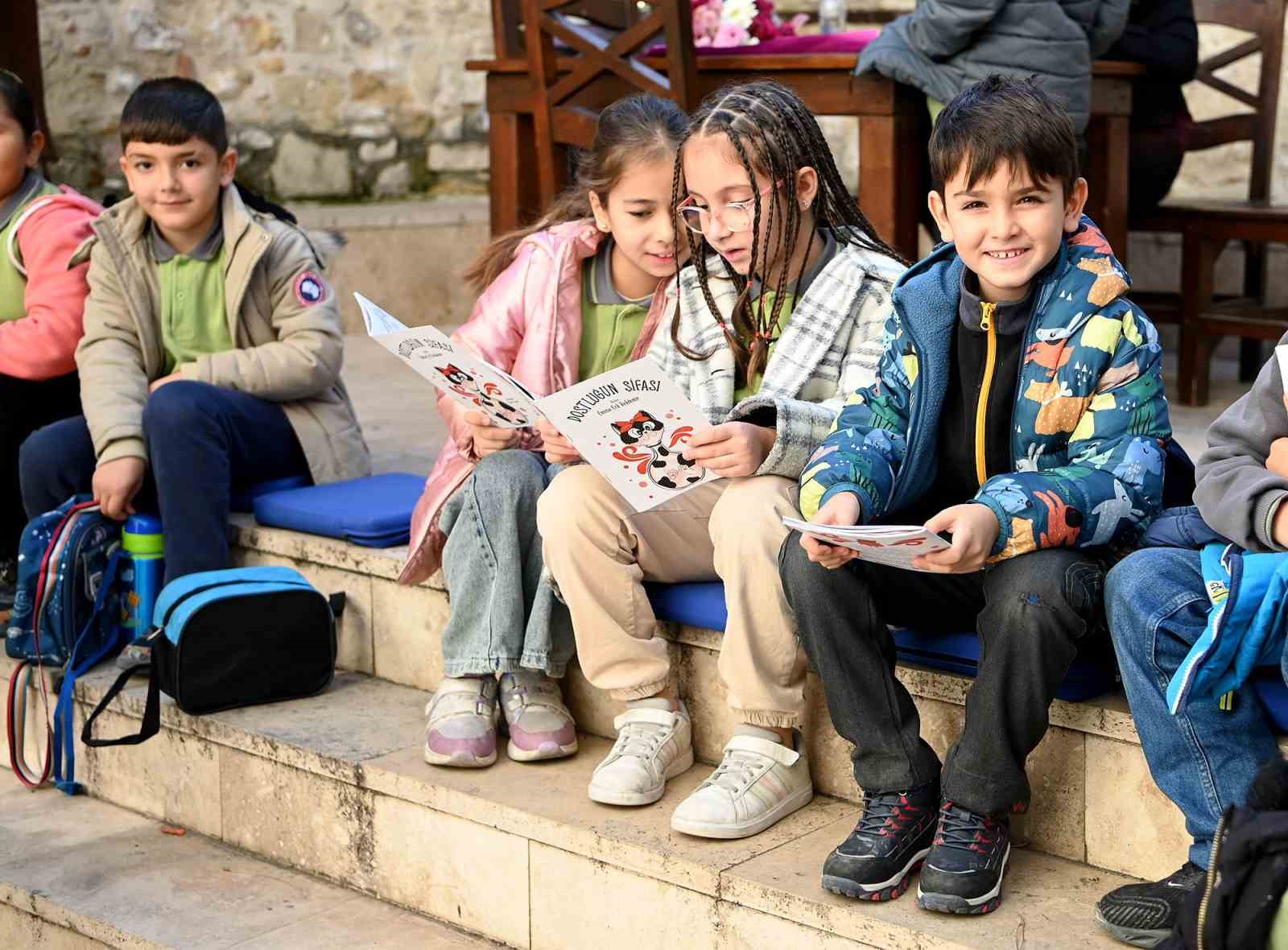 Kusadasinda Cocuklara Hem Kitap Hem Hayvan Sevgisi Asilandi 2A826277B3F9A46C2Ae57B51F0245886