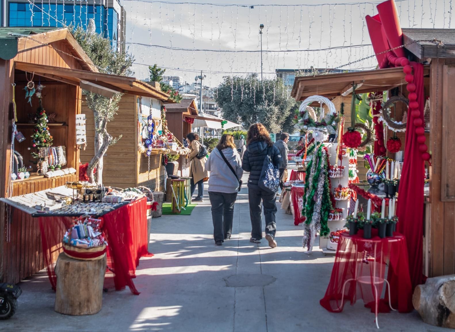 Kusadasinda Rengarenk Yilbasi Pazari Kuruldu 623535 De26Aaa8E9802920Feac57640Beab168