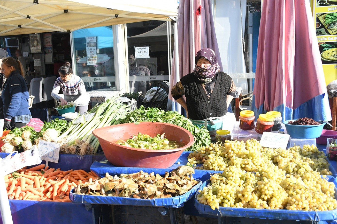 Kusadasinda Yerel Uretici Sergisinin Tezgahlari Kisa Ozgu Sebze Ve Meyvelerle Doldu 0Fe2Df4Af647817E150586Fd66C0A9Ed