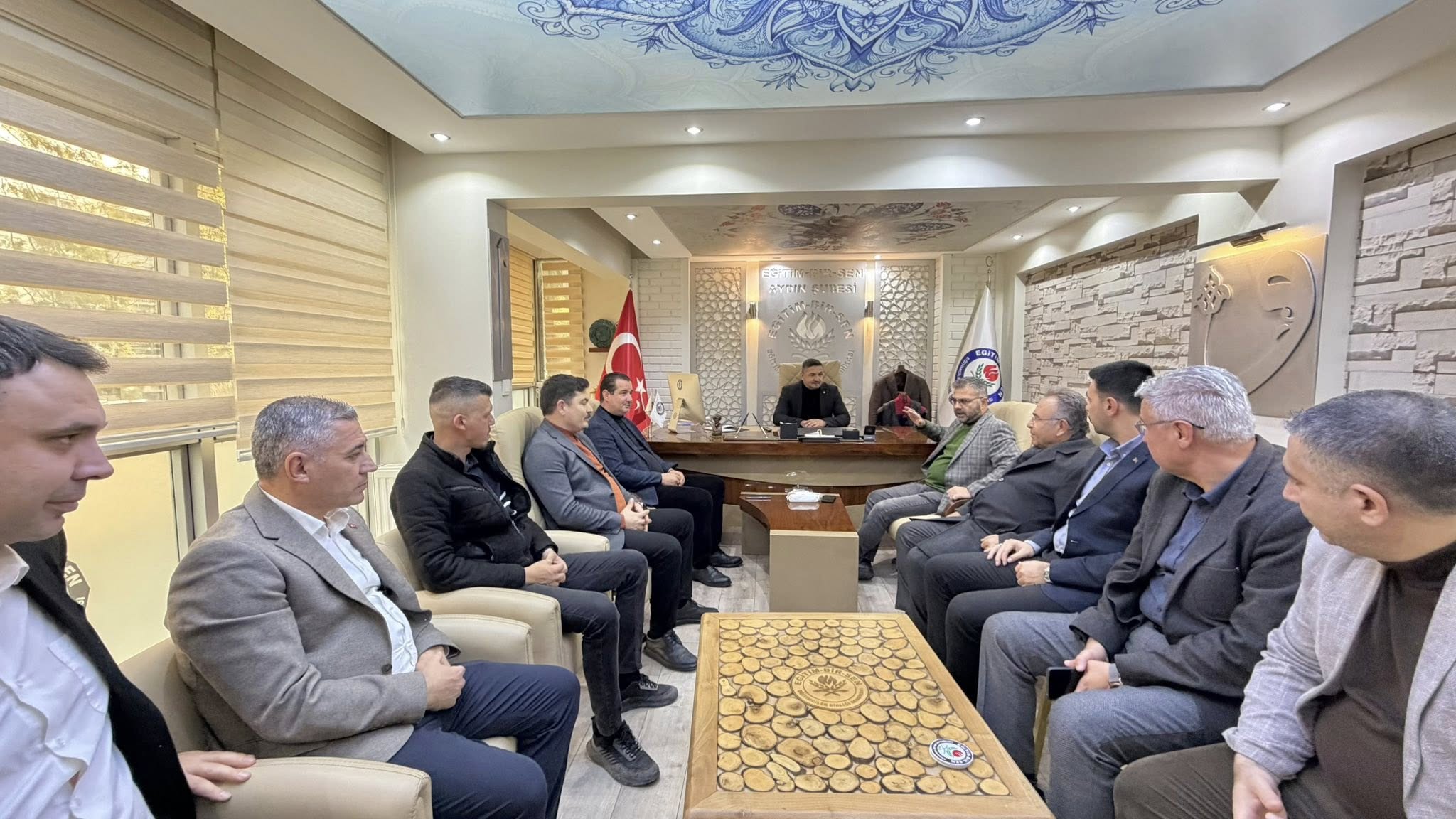 Milletvekili Ozmenden Efelerde Gonullere Dokundu 626478 52B691Ec160000Bdb62Fd9B747B85Ca0