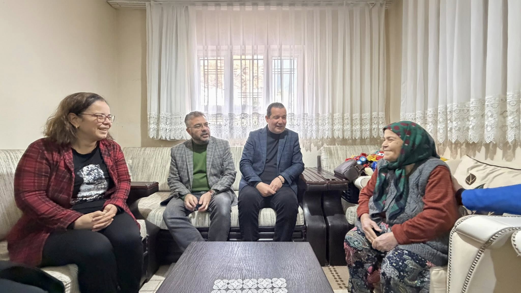 Milletvekili Ozmenden Efelerde Gonullere Dokundu 626478 Ee785Ad3429Eb9F10Dd2F95Fdf1D5604