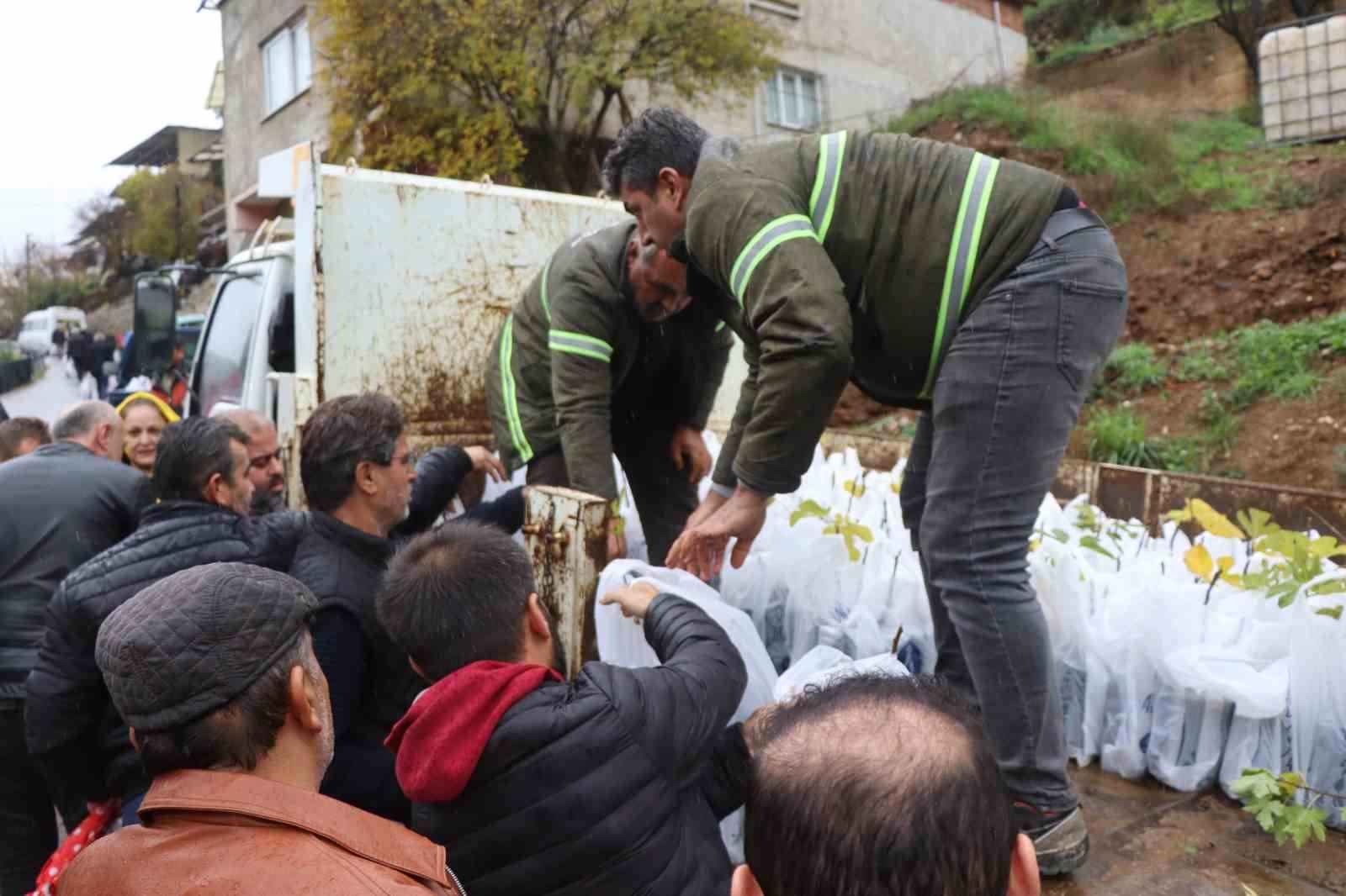 Nazilli Belediyesi Isiklar Mahallesinde 5 Bin Agac Fidani Dagitti 635B4F4E20822420Cdb78Eaa67B8Bb7D