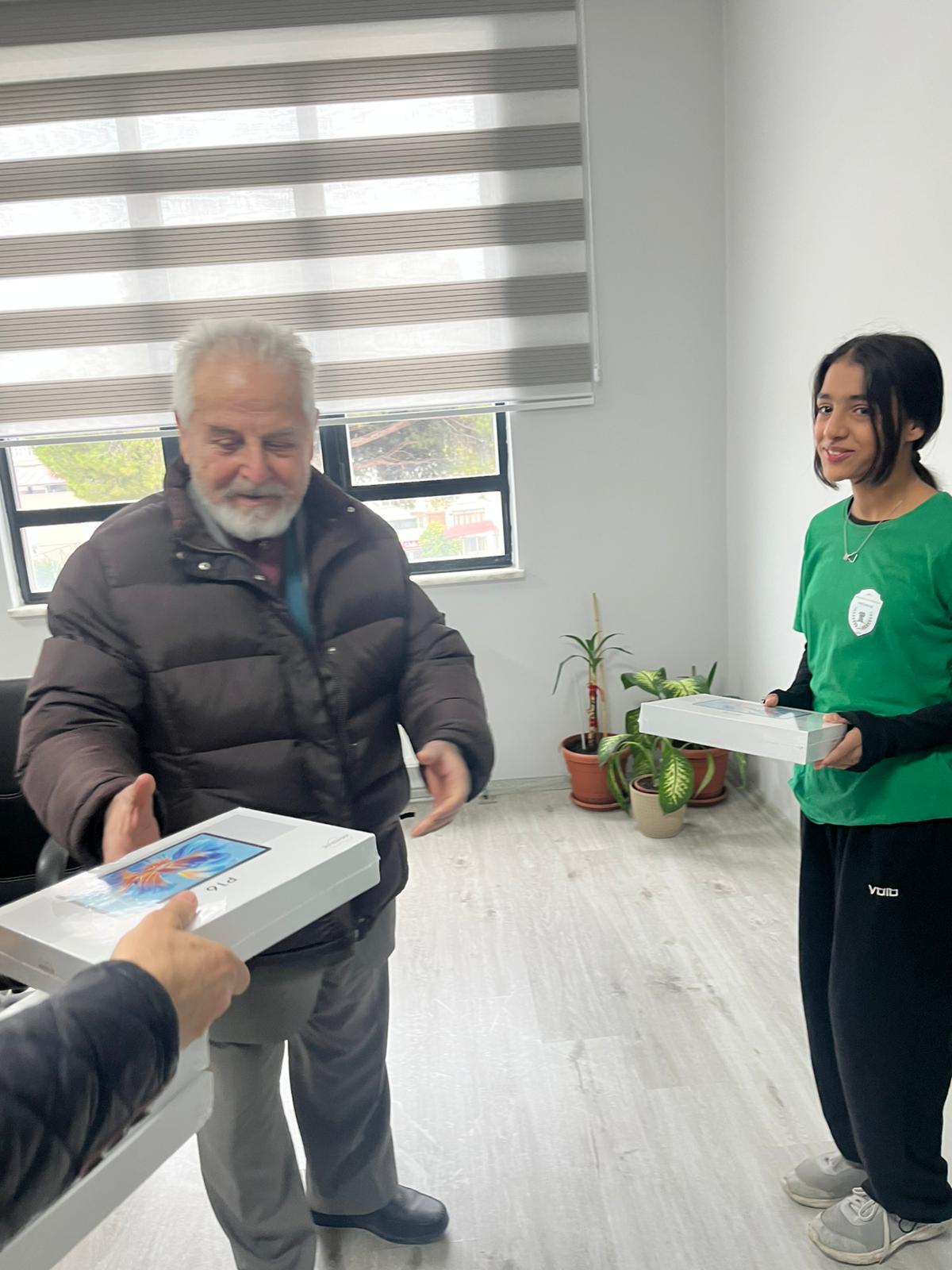 Nazillide Egitime Anlamli Destek Hayirseverden Tablet Hediyesi 624001 0C9Ff01Bcc6063557E7C05227Bf4482F