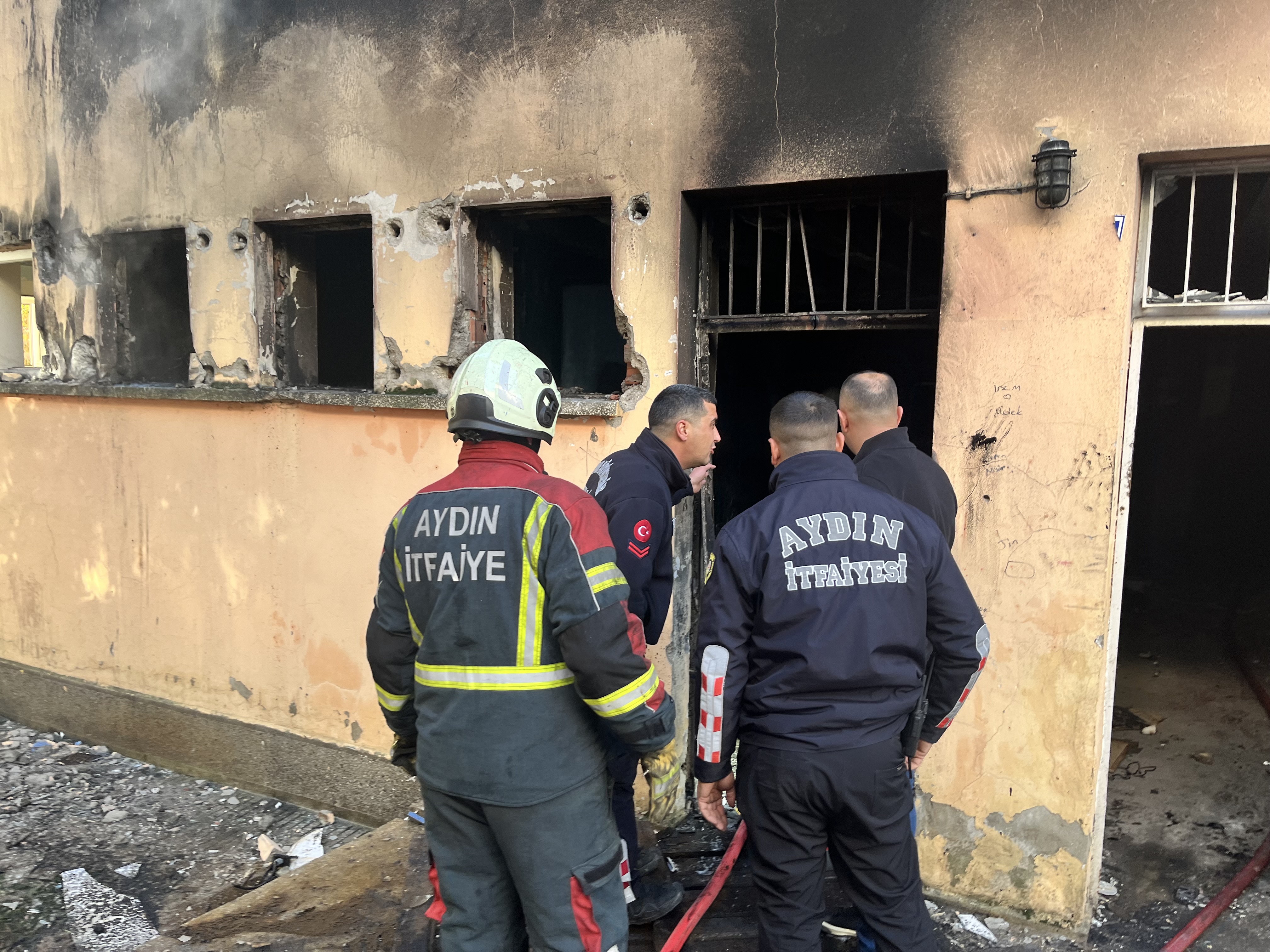 Nazillide Korkutan Yangin Kutuphaneden Cikan Dumanlar Korkuttu 625596 140E949Fe638F65B62Caec5B6Efda573