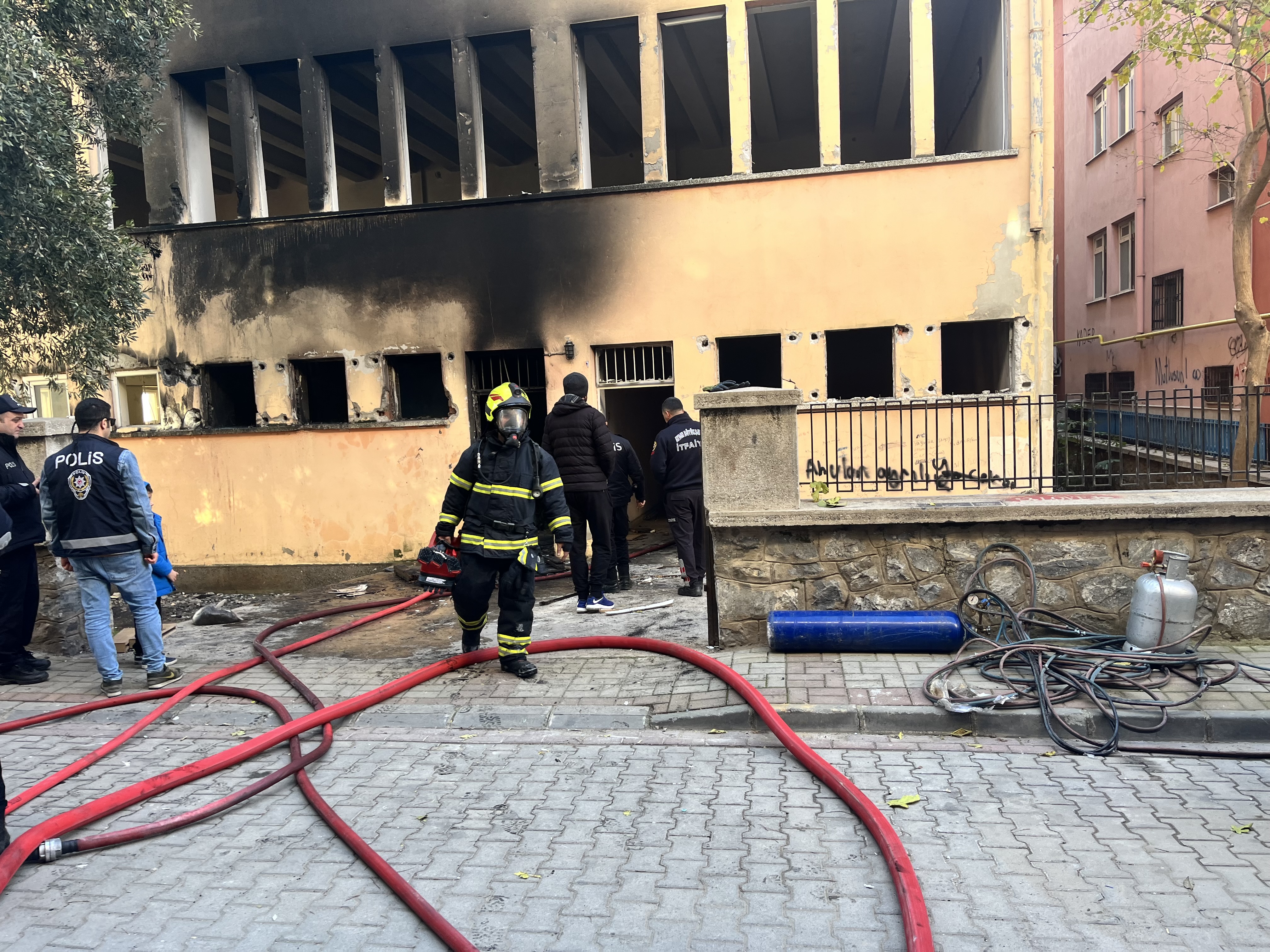 Nazillide Korkutan Yangin Kutuphaneden Cikan Dumanlar Korkuttu 625596 51C3Be098E69492Bf21B426A42Cb6B83