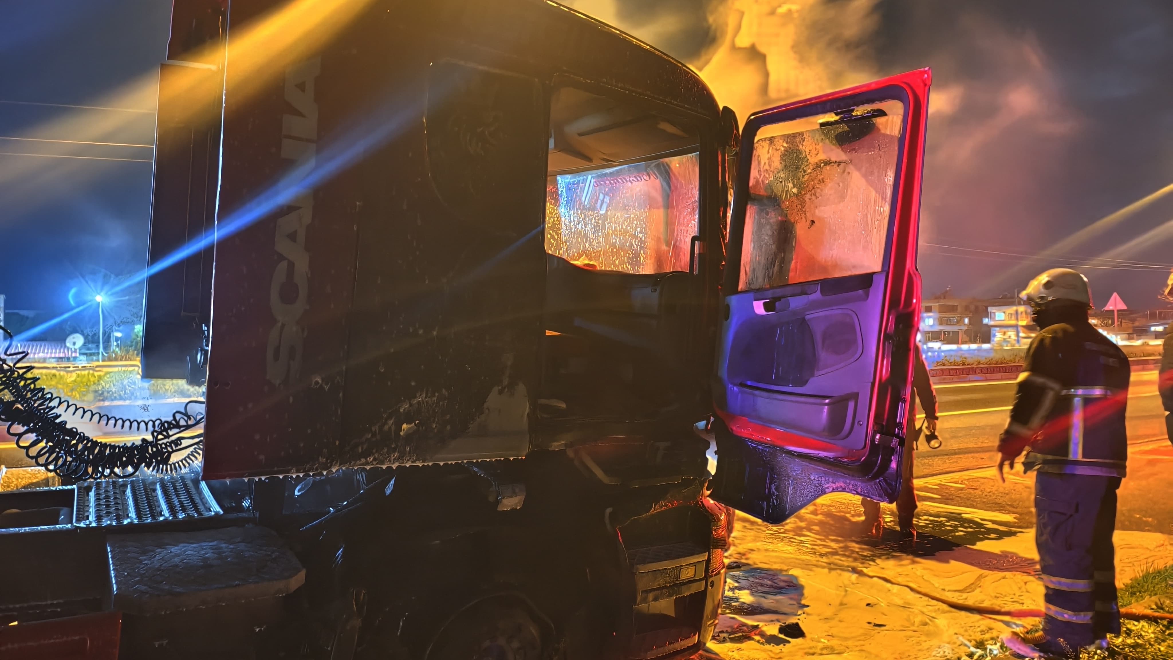 Nazillide Seyir Halindeki Tir Yangini Panige Neden Oldu 625703 7Ec2Fa3Bf0E090Fdbb42D425C30D681B