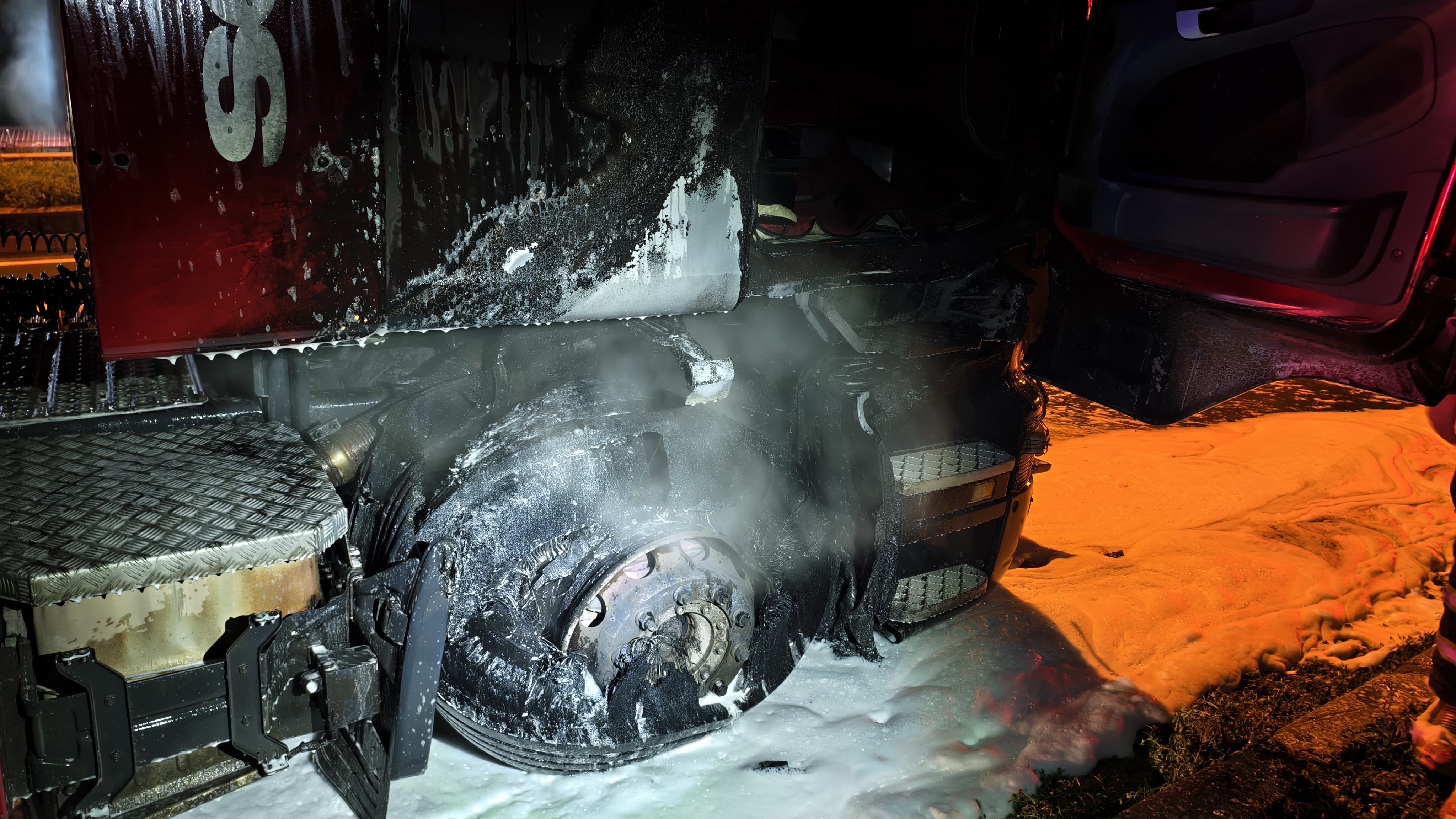 Nazillide Seyir Halindeki Tir Yangini Panige Neden Oldu 625703 A0B83815F1Ebaa7F8F69Ecd3D9656F66