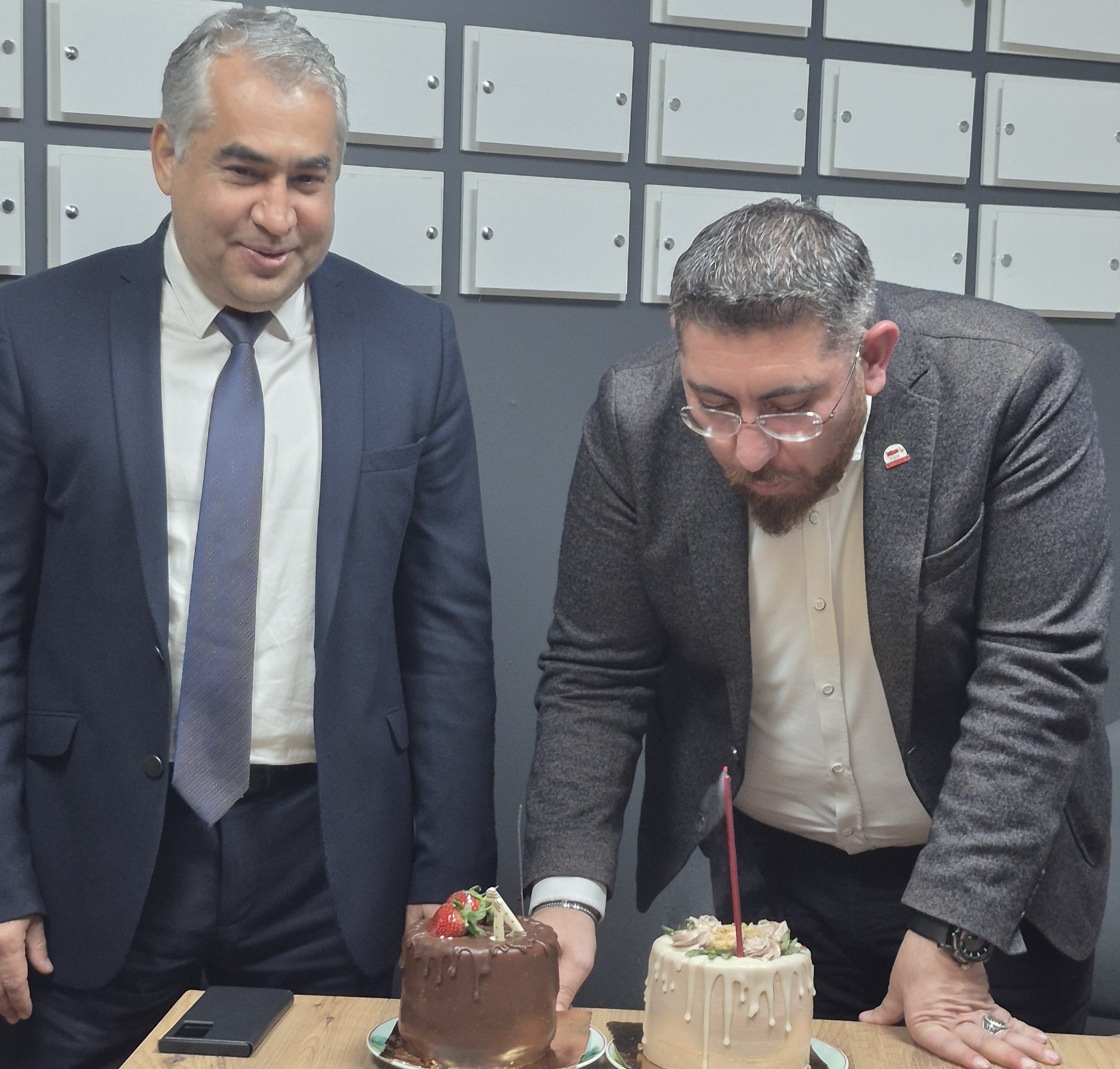 Rektor Kentten Baskan Ozmene Dogum Gunu Surprizi 620244 Acbcd017Bbbf0Aff50C24C6589Eb3204-1