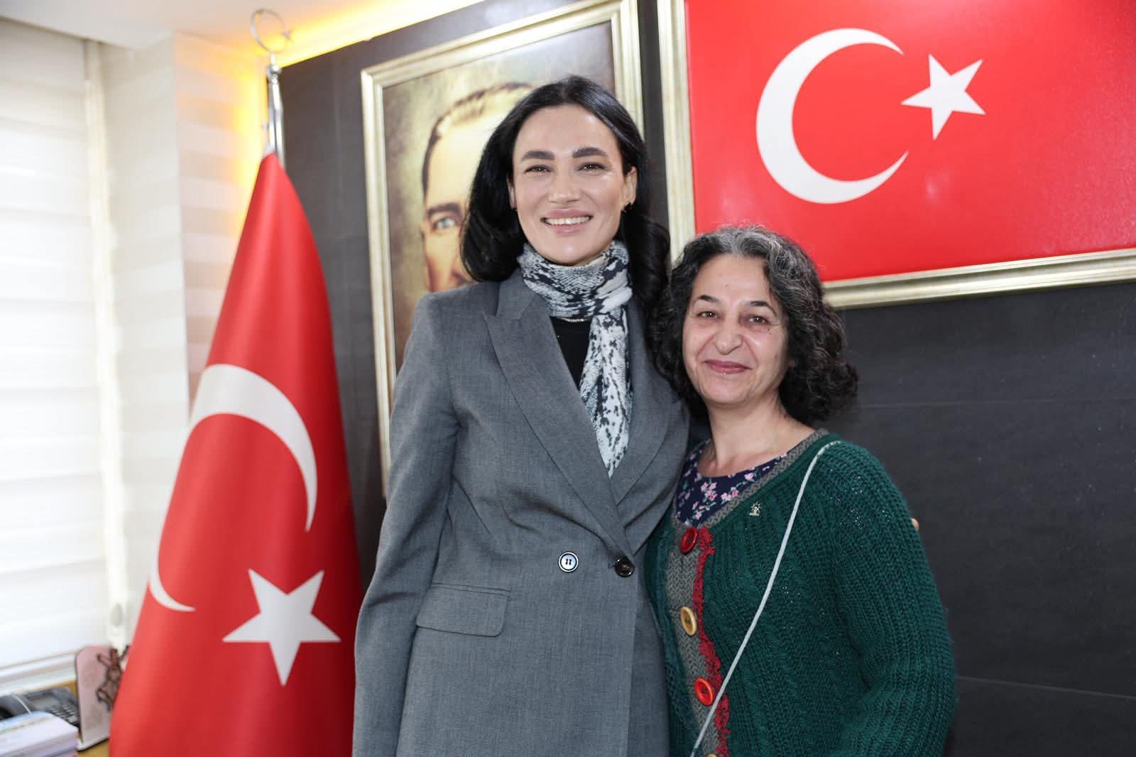 Saribastan Efelerde Yeni Uyelere Rozet 625245 B8A69E79C04B53C372C8755893D9381F