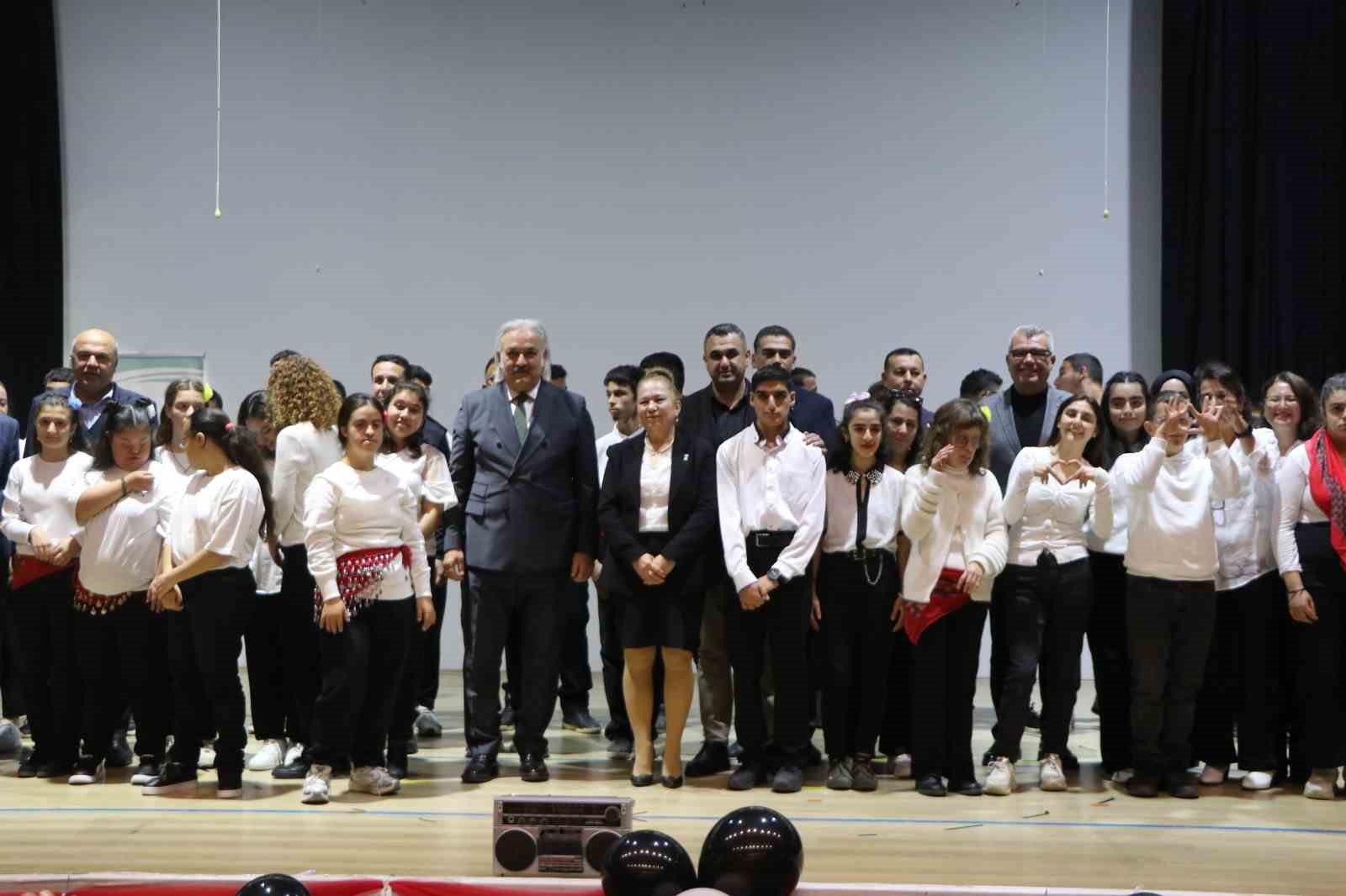 Sokede Ozel Ogrencilerin Gosterileri Ayakta Alkislandi 45B4F69Fa07550D01A2D8C58F68A1Dfa