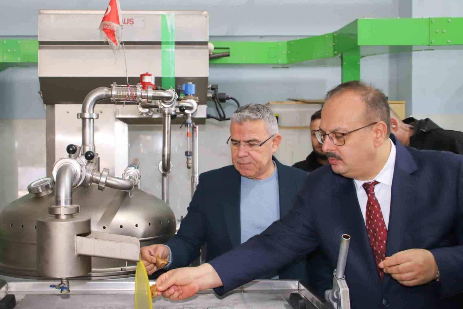 Vali Canbolat Koskte Zeytinyagi Sikim Isletmelerinde Incelemelerde Bulundu 0670Af369Af745Eaf27532274D828D16