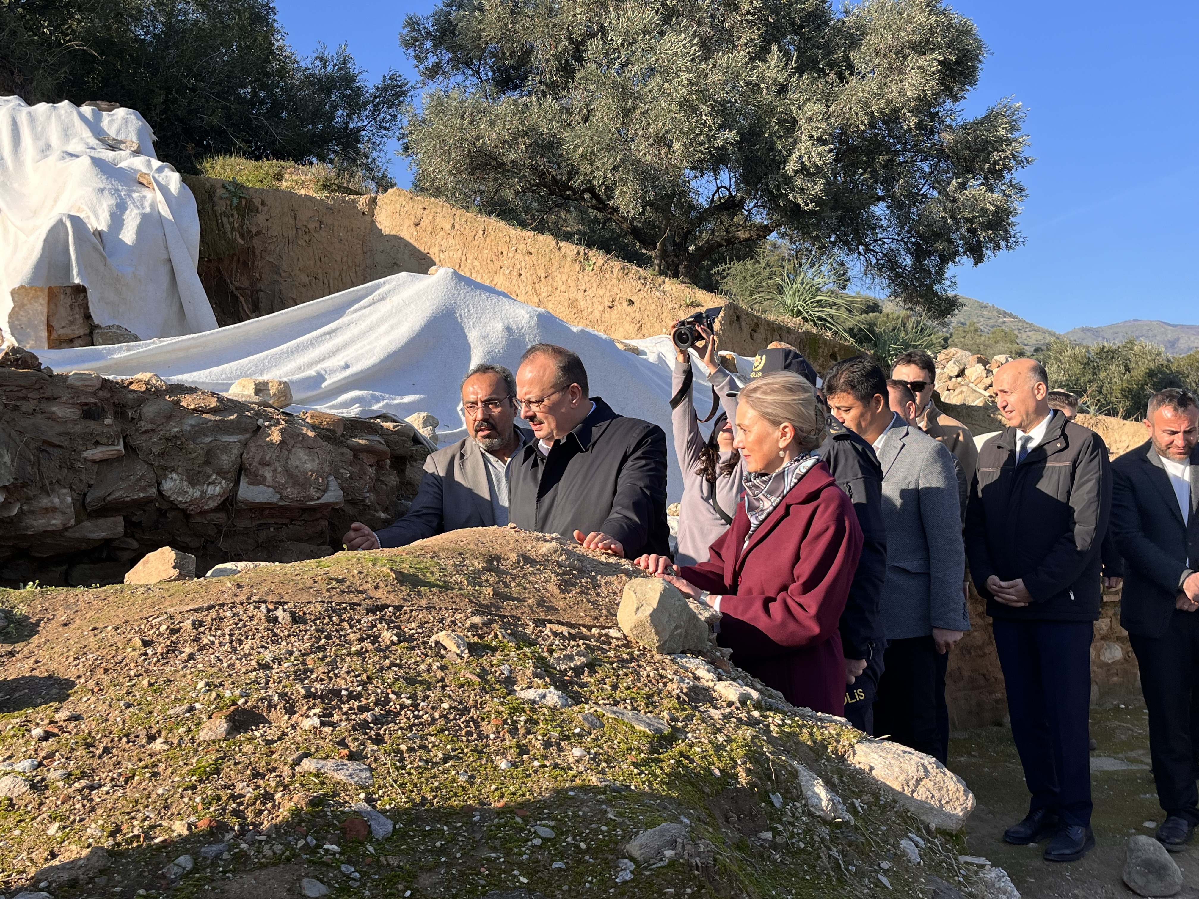 Vali Canbolat Nazillinin Tarihini Gezdi 621145 Da5D39F5F2E0256D3581760B3378Bcff