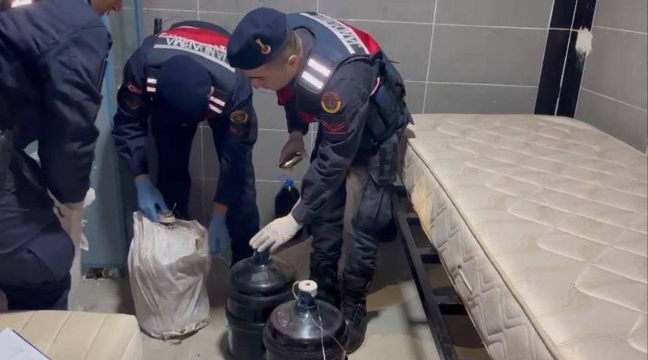 Yeni Yil Oncesi 6 Ton Sahte Alkol Ele Gecirildi 82231A6E59327A97E7A6Ad3F8A297D74