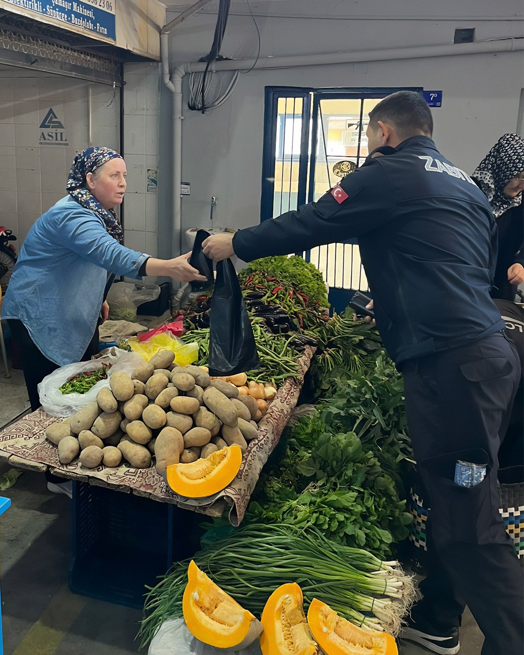 Zabita Ekiplerinden Pazarci Esnafina Cop Poseti Destegi 9F7Ae237820F4Ea502883E9422604Ed9