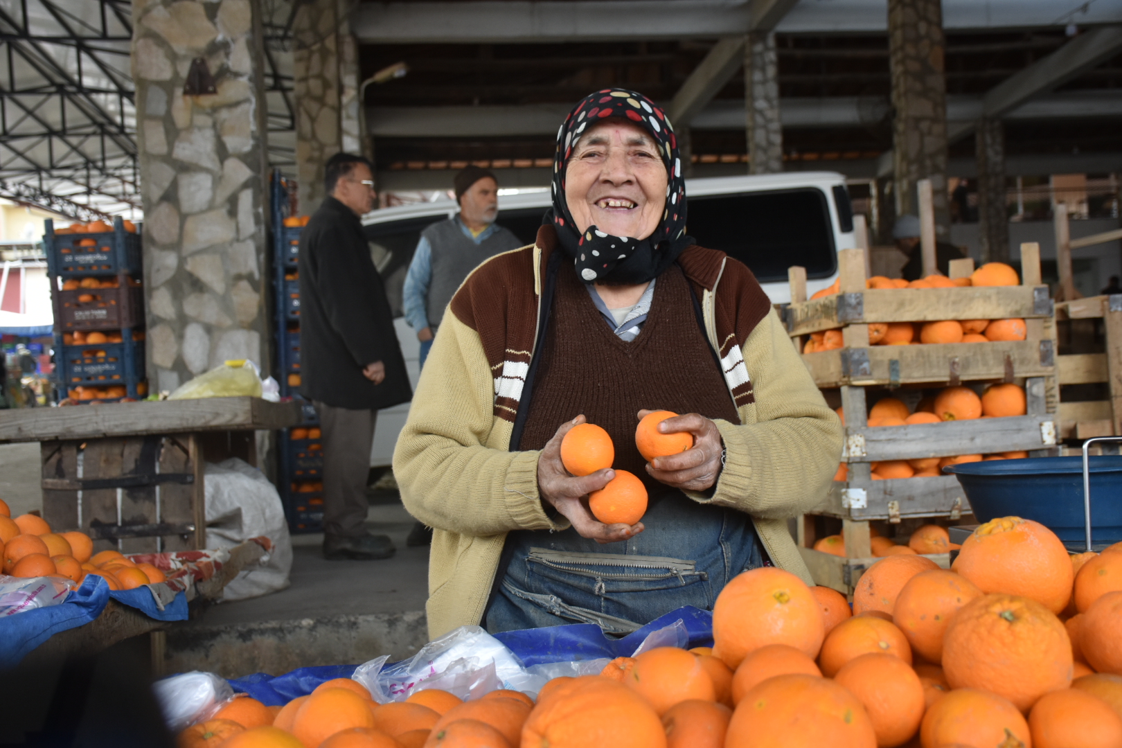 72 Yasindaki Pazarci Kanmaz Teyze Gencler Ellerinde Telefon Calismak Istemiyor 630891 7684C856Ef4E43A121Dfb0Ad9D521848