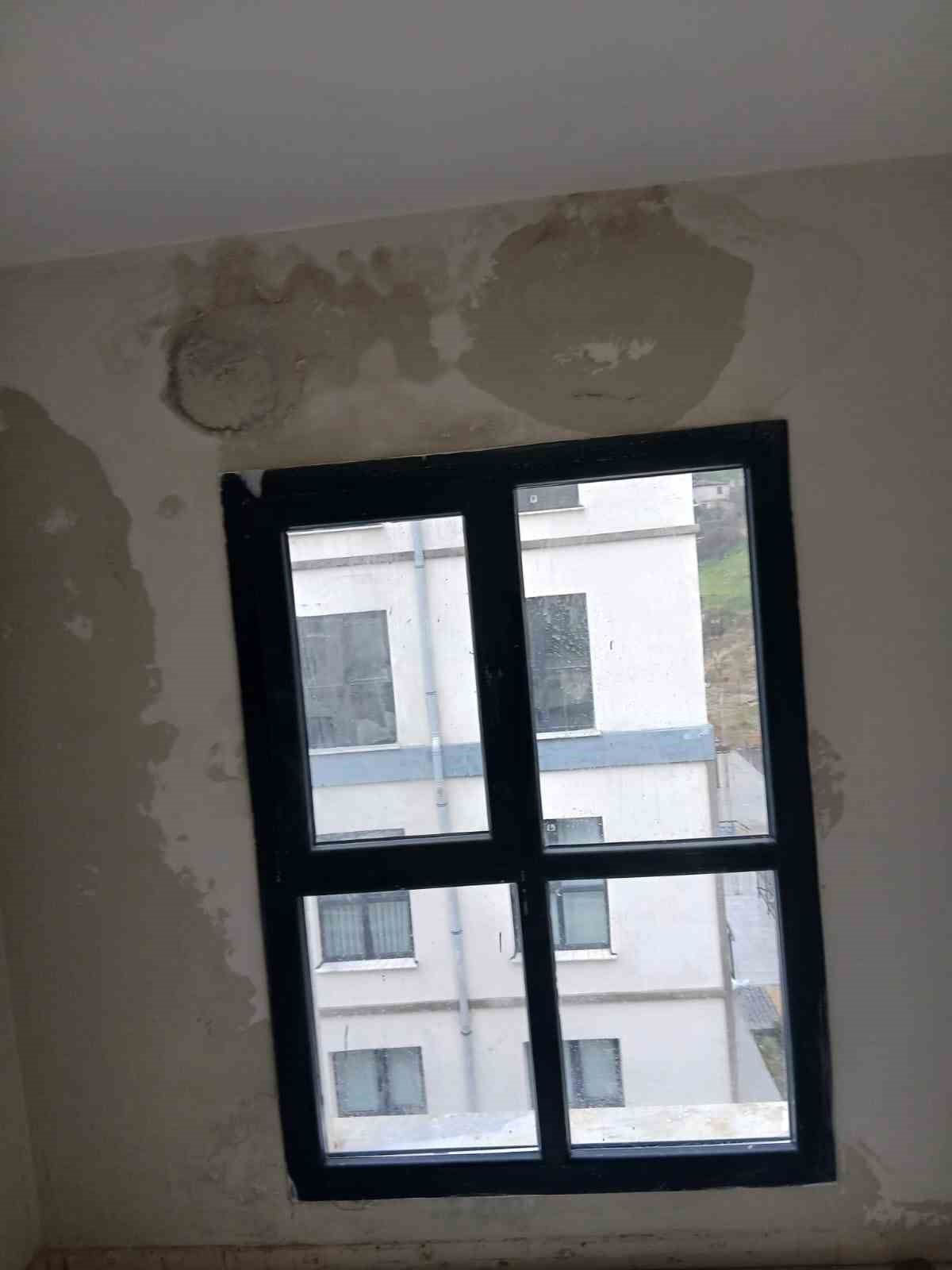 Apartman Dairelerinin Her Yerinden Su Sizmaya Basladi Fdd92D8Ac7Ff34E6F7651Ed816275Eda