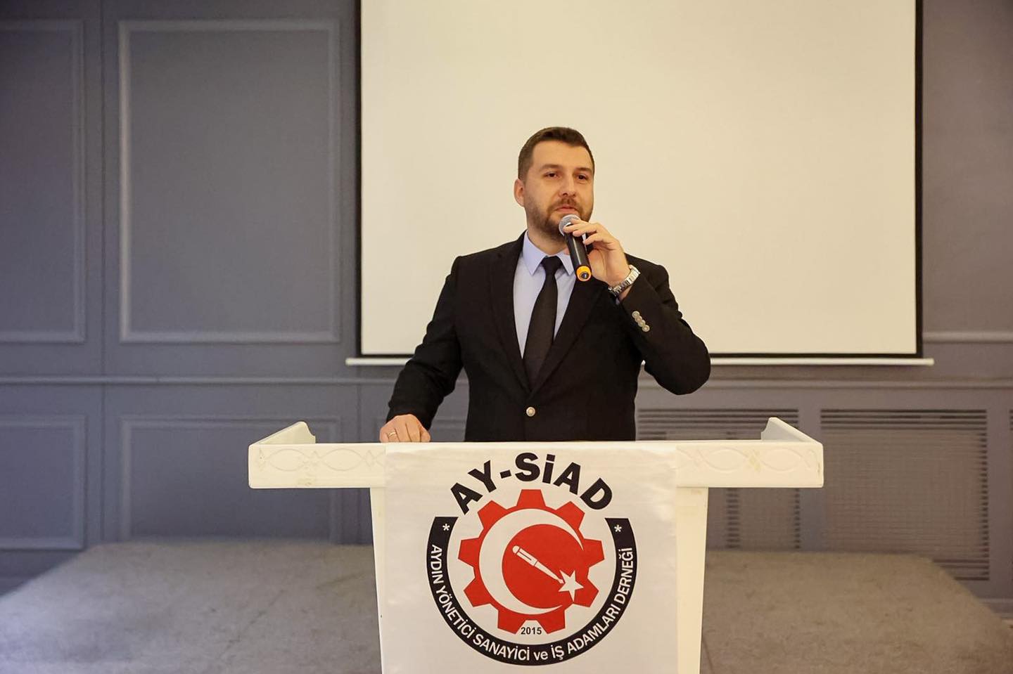 Ay Siad Baskan Yetiskini Agirladi Yetiskin Is Dunyasinin Goruslerini Onemsiyoruz 628816 B1D06C21E5D383512C73Dad2B3F5Cf30