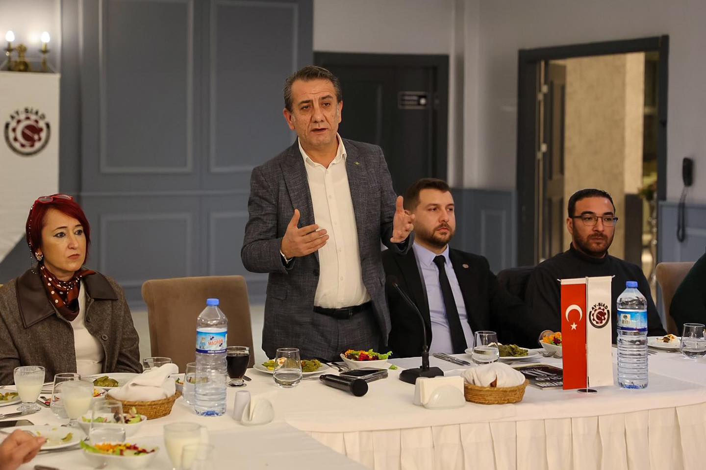 Ay Siad Baskan Yetiskini Agirladi Yetiskin Is Dunyasinin Goruslerini Onemsiyoruz 628816 F6Aa825Ddebfc6C094E2C9Bb944A8Ebf