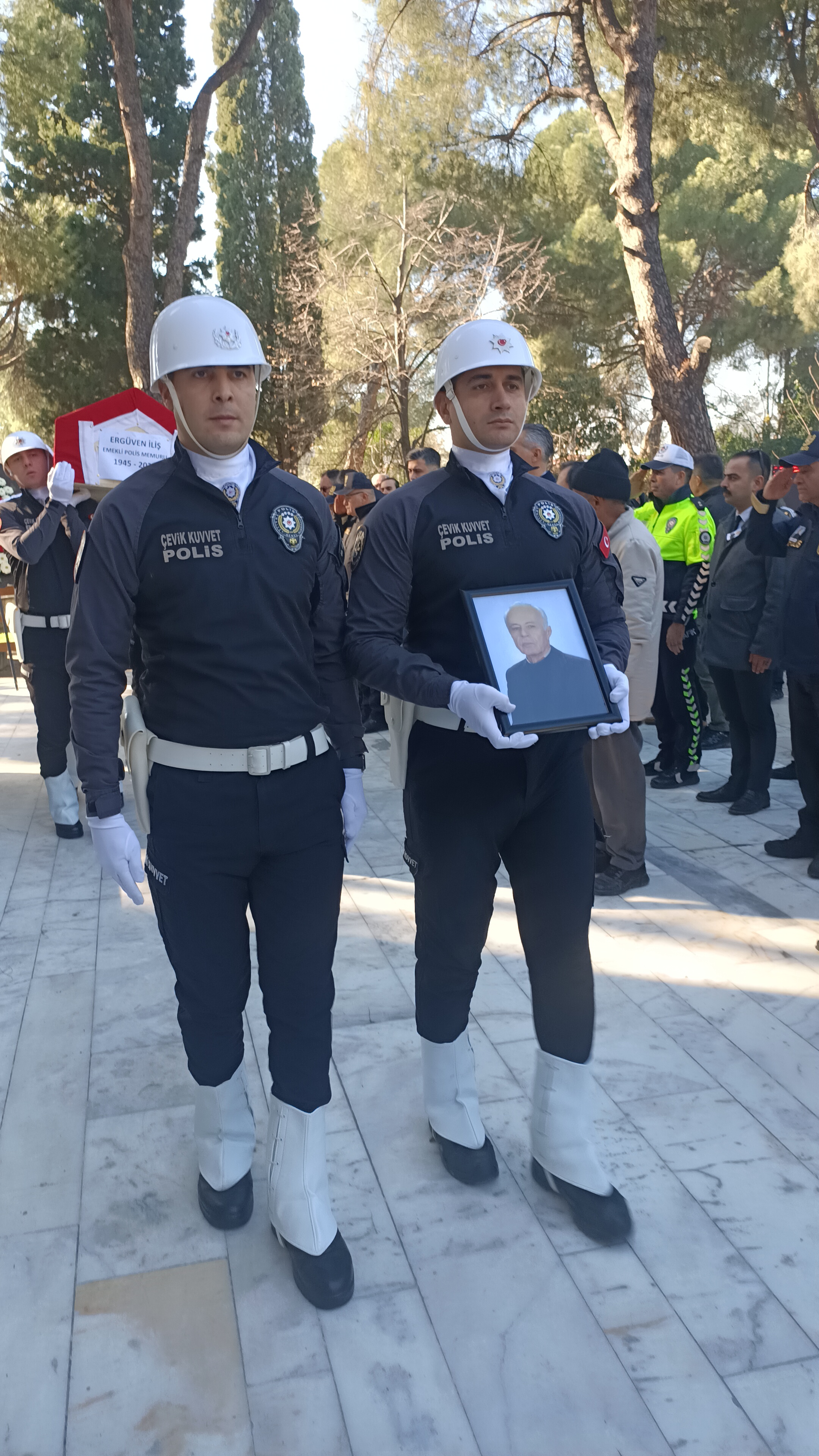 Aydin Emniyetinin Aci Gunu Emekli Polise Veda 630625 71316A1B8B96Eeb1F8Ecee9D8A2E26Eb