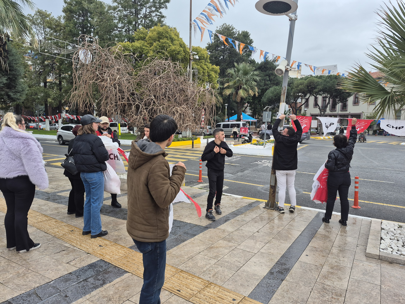 Aydinda Chpliler Sokaga Indi Parti Bayraklarini Asti 633842 12D7169519A72448495B9Acc2E13686C