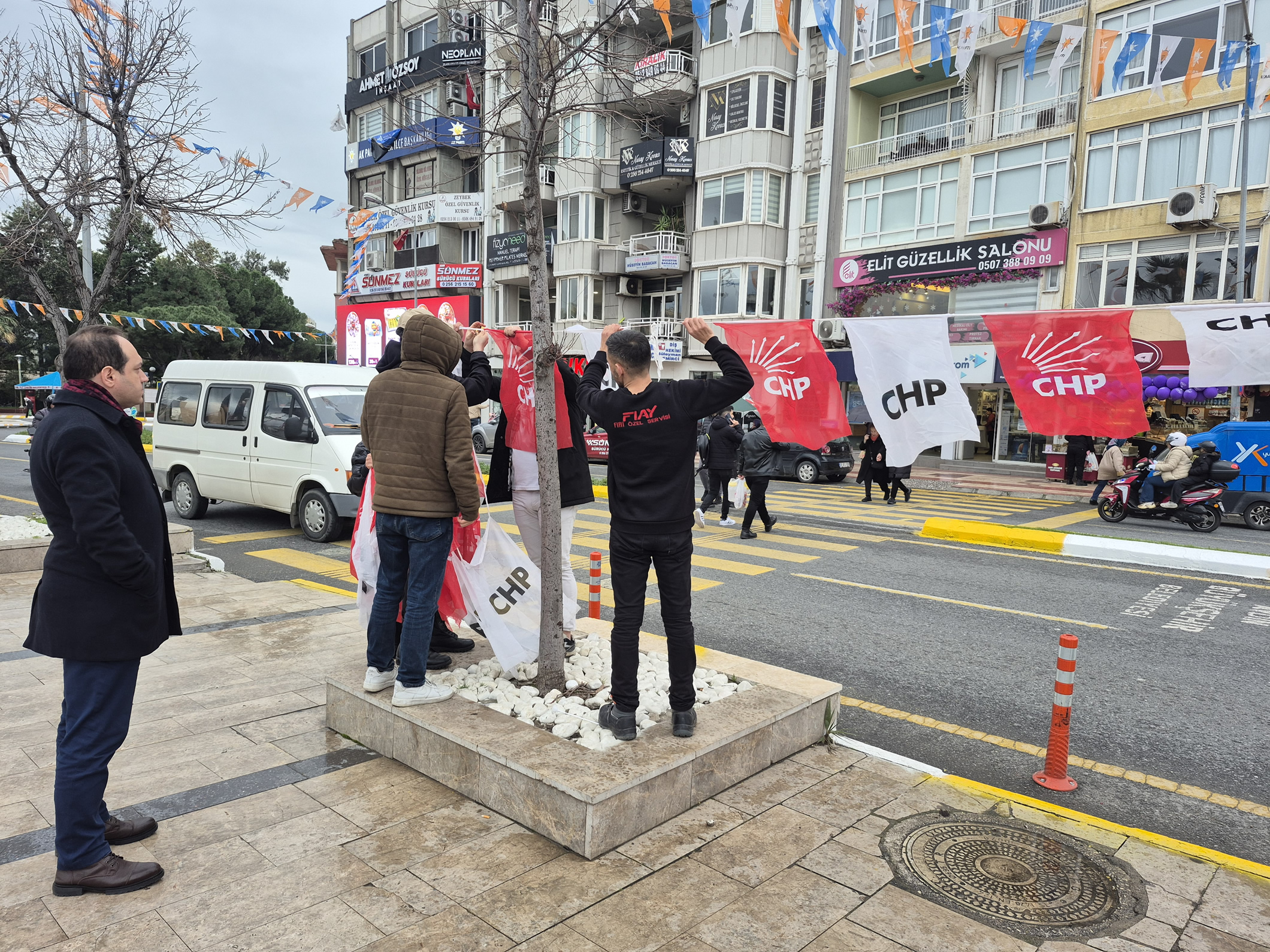 Aydinda Chpliler Sokaga Indi Parti Bayraklarini Asti 633842 B276C9B4519450Ed71D2F4A628Cef29F