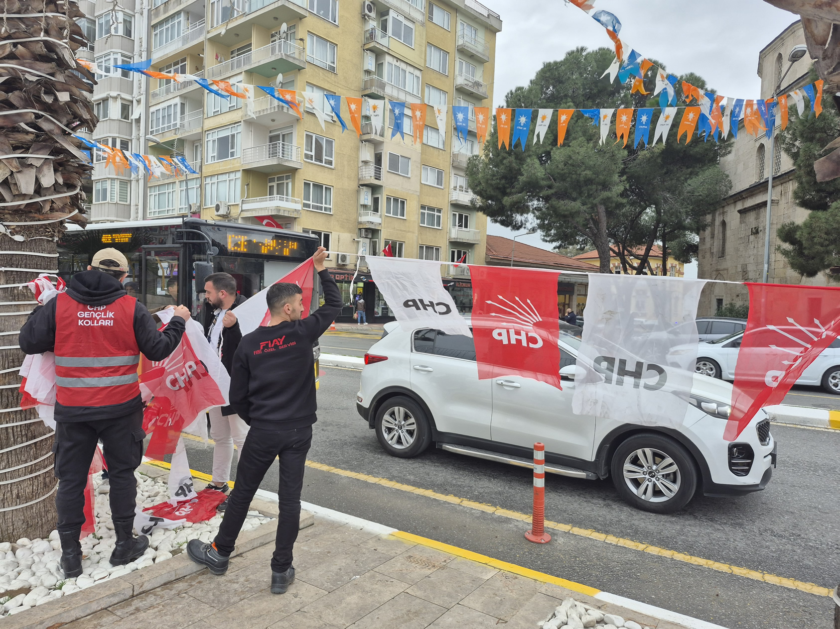 Aydinda Chpliler Sokaga Indi Parti Bayraklarini Asti 633842 D64Bba3A378Fcfdbf45E77F24F805112