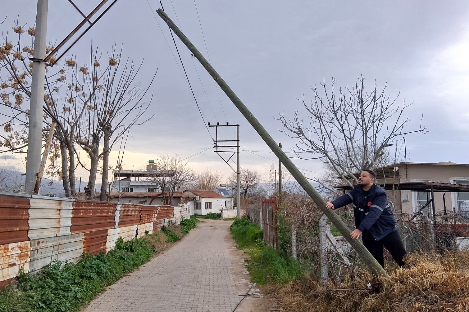 Aydinda Firtina Direkleri Yikti 628848 313Fe9Ccfd9649F3F3E554B89Bb7Ab4F