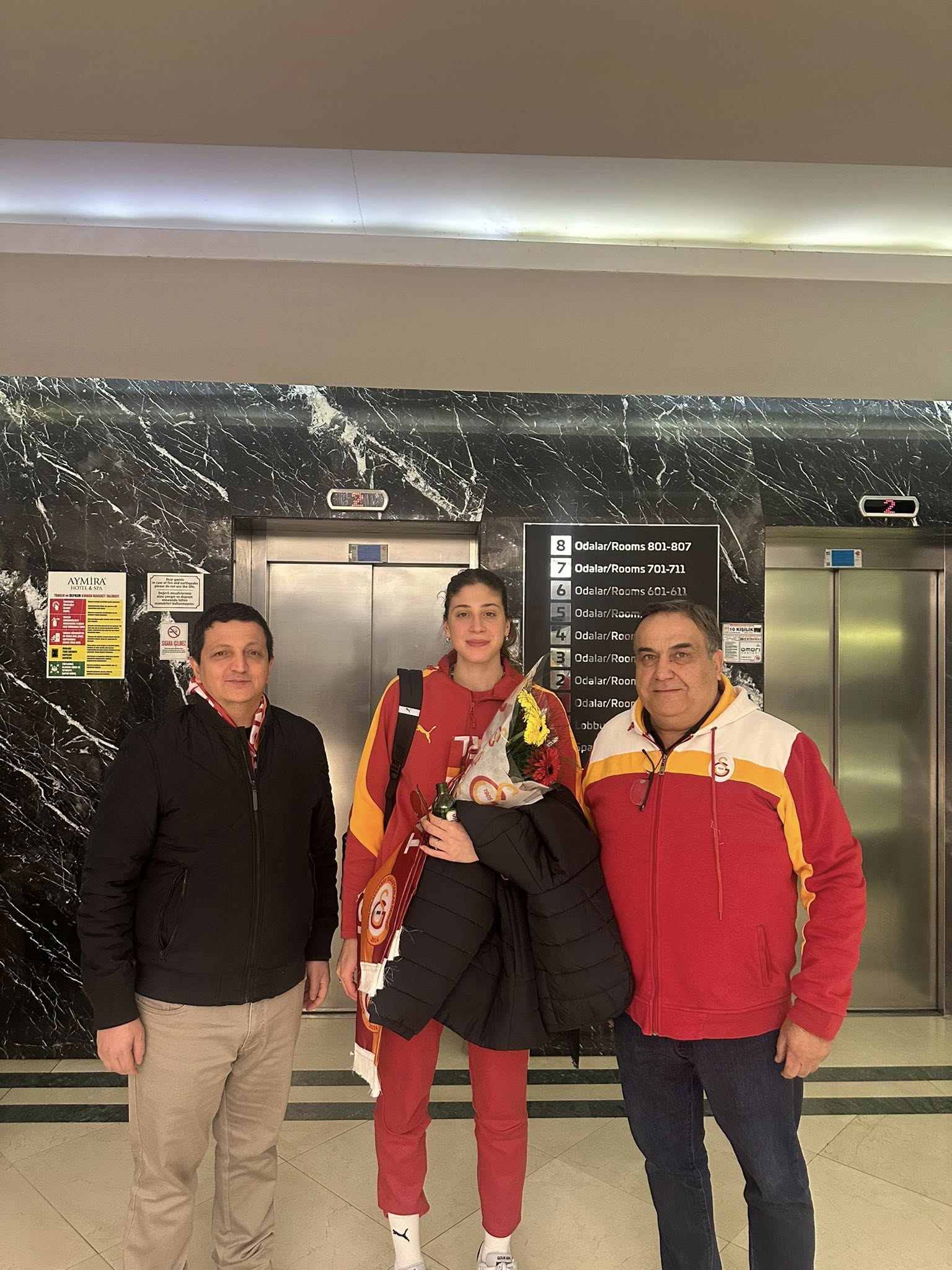 Aydinda Galatasaraya Ciceklerle Karsilama 627270 A804876F7483D9E184967307Dc9Af05D