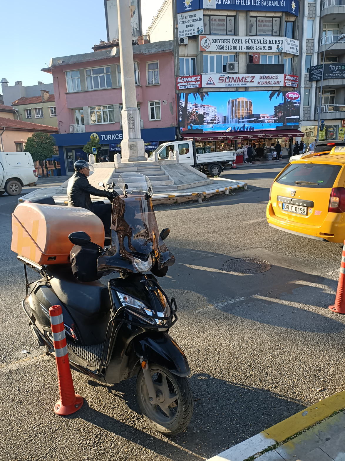 Aydinda Motosikletli Kurye Taksiyle Carpisti 630352 Fa1Becc53Bb96E7E8616Aed691Bbee31