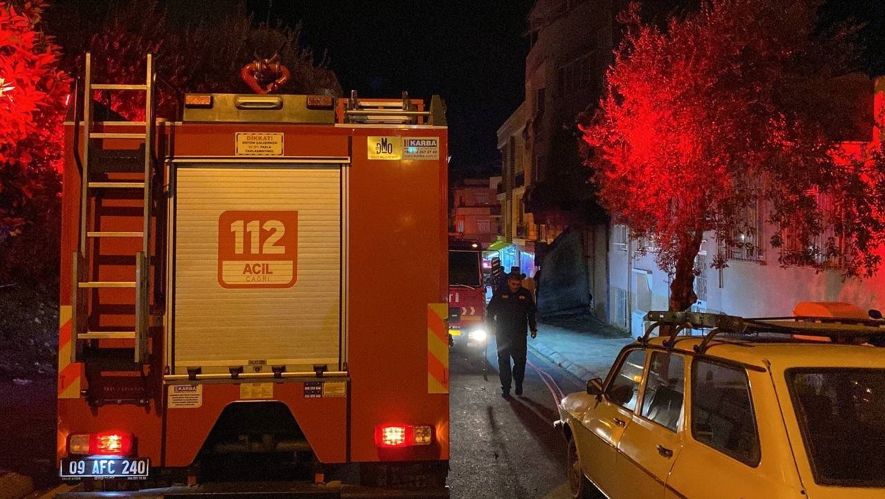 Aydinda Yangin Dumandan Etkilenen 2 Kisi Hastaneye Kaldirildi 69F162Eadbde31B112662Fc5Ac16A38B